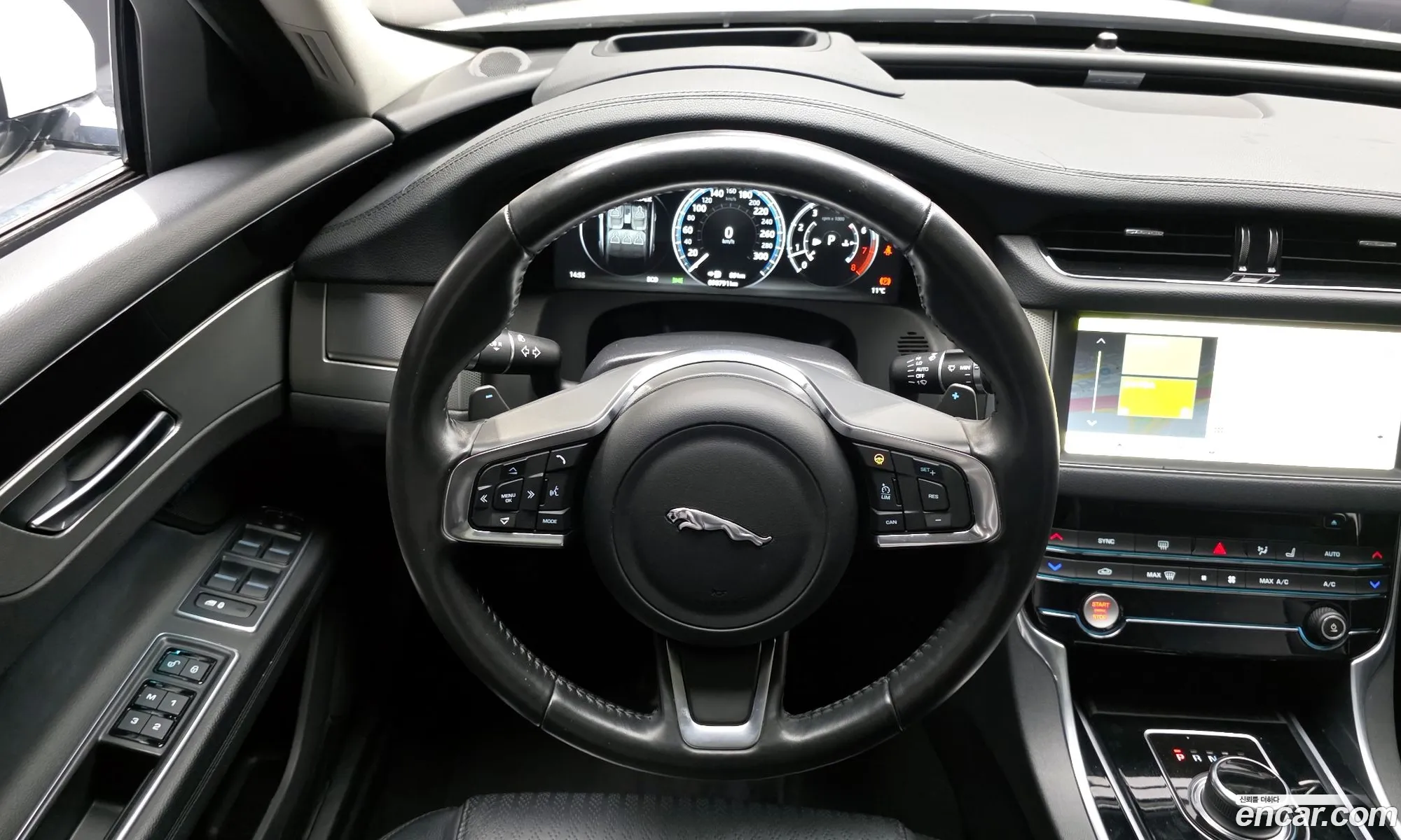 Jaguar XF 2018 — 30