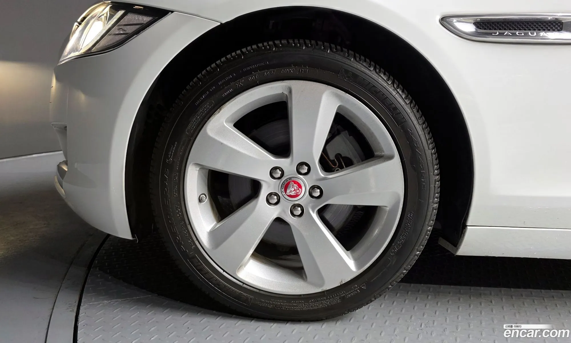 Jaguar XF 2018 — 25