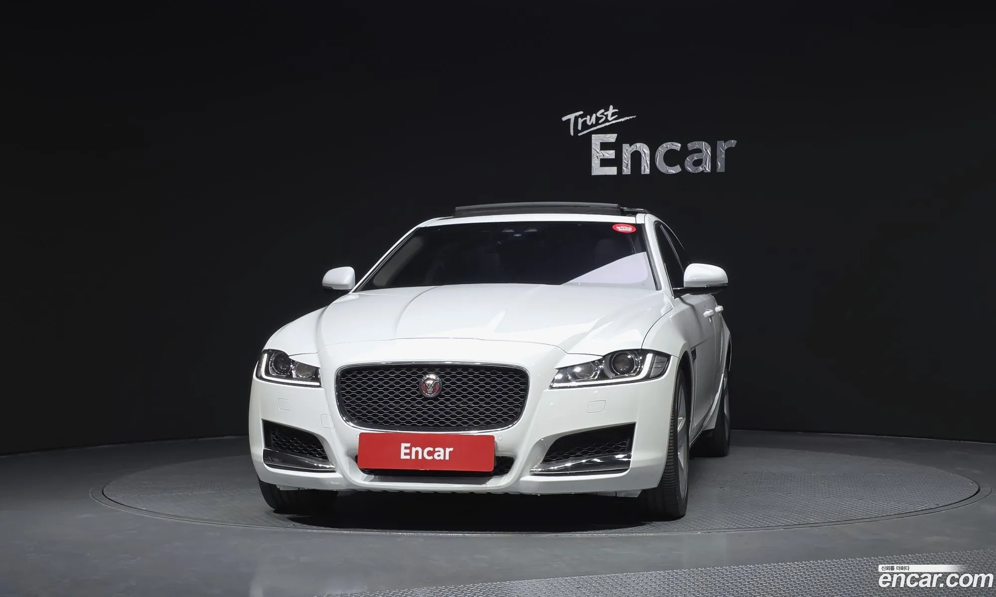 Jaguar XF 2018 — 12