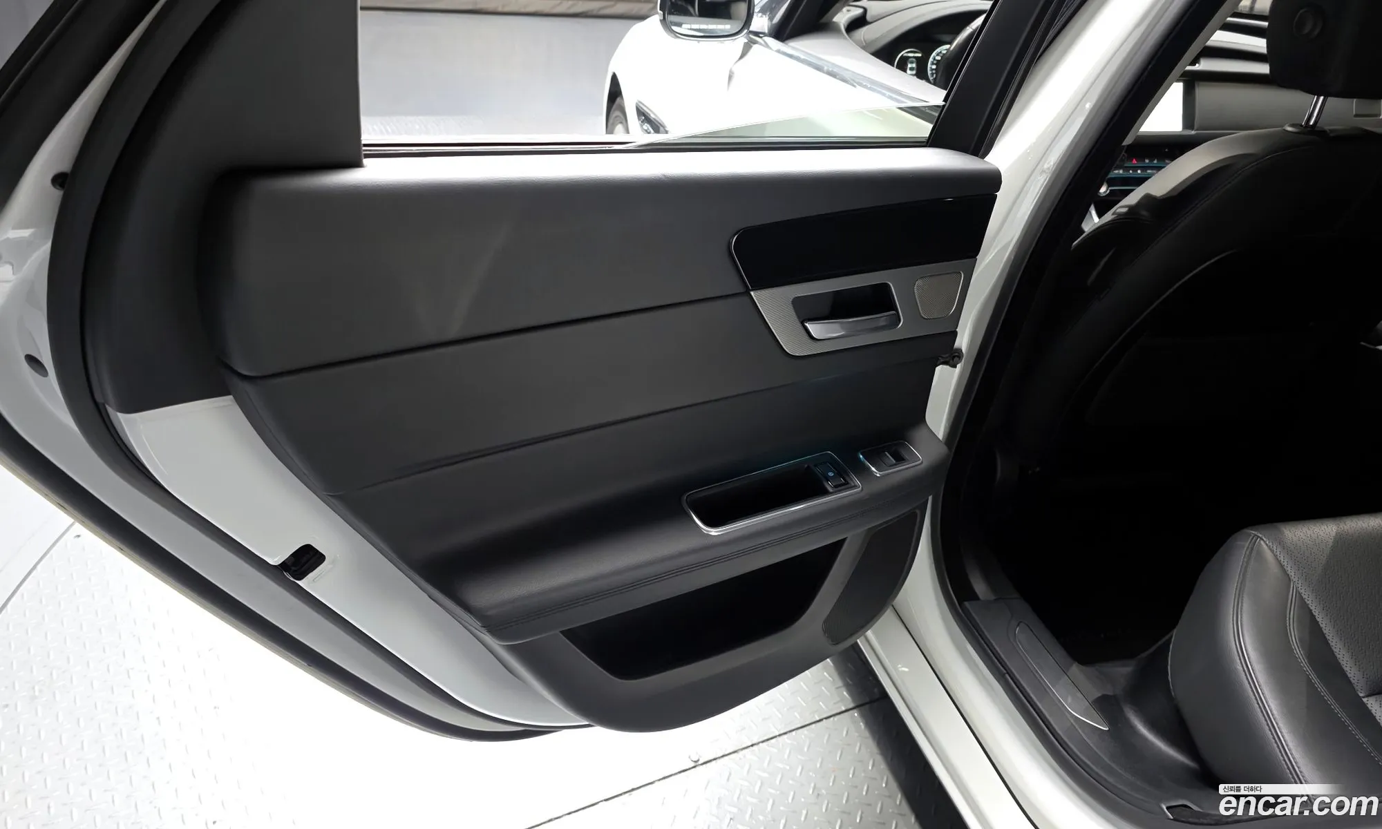 Jaguar XF 2018 — 16