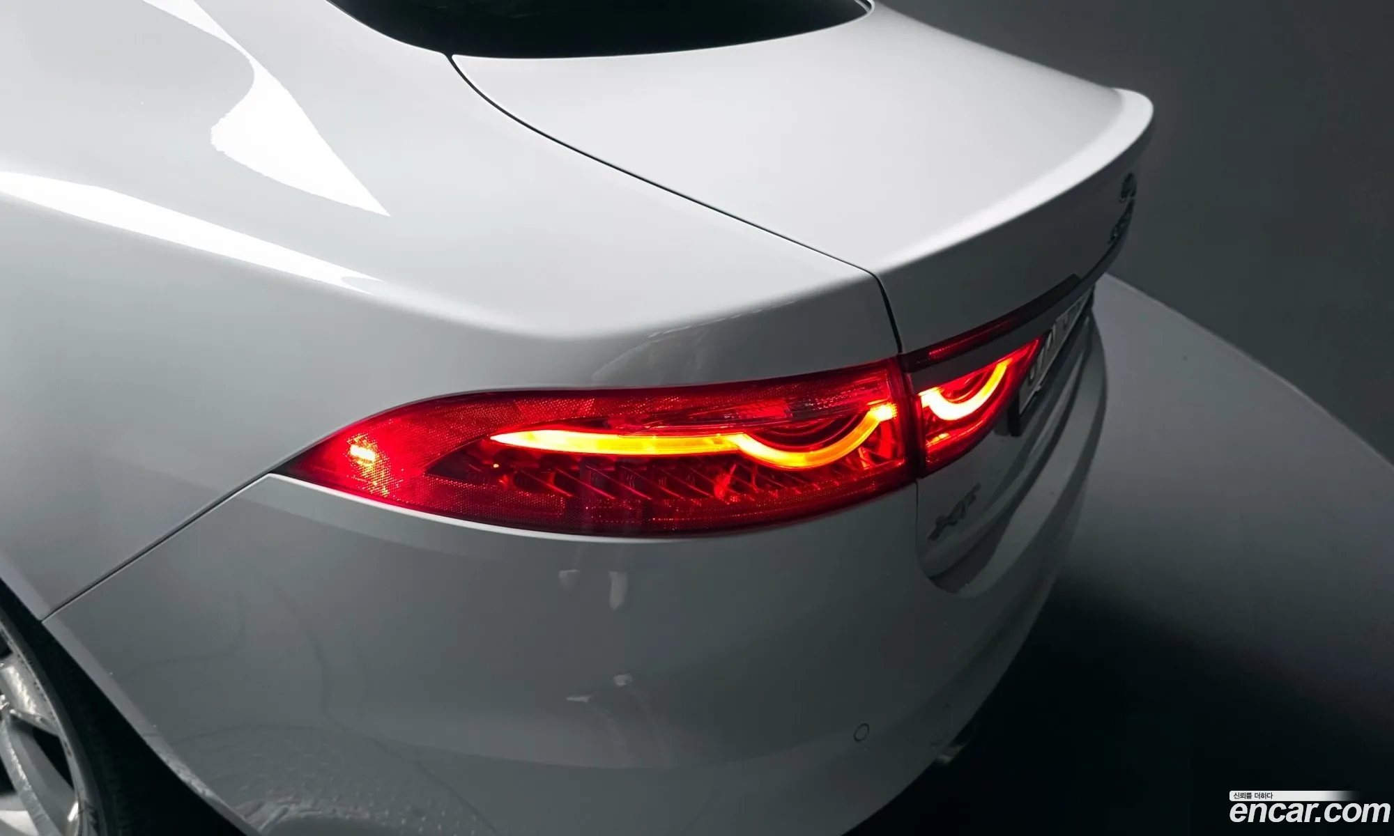 Jaguar XF 2018 — 32