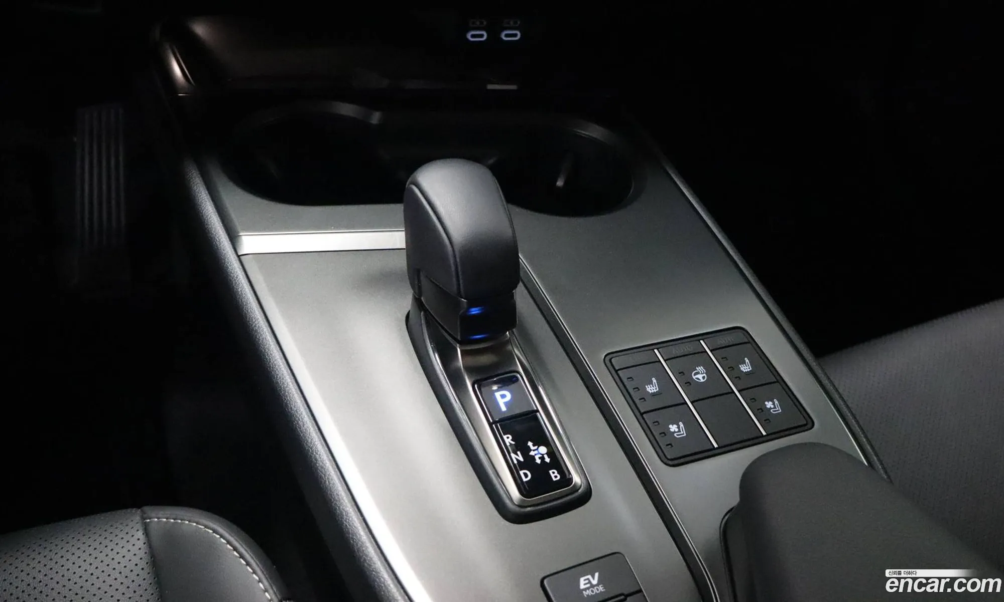 Lexus UX300h 2025 — 11