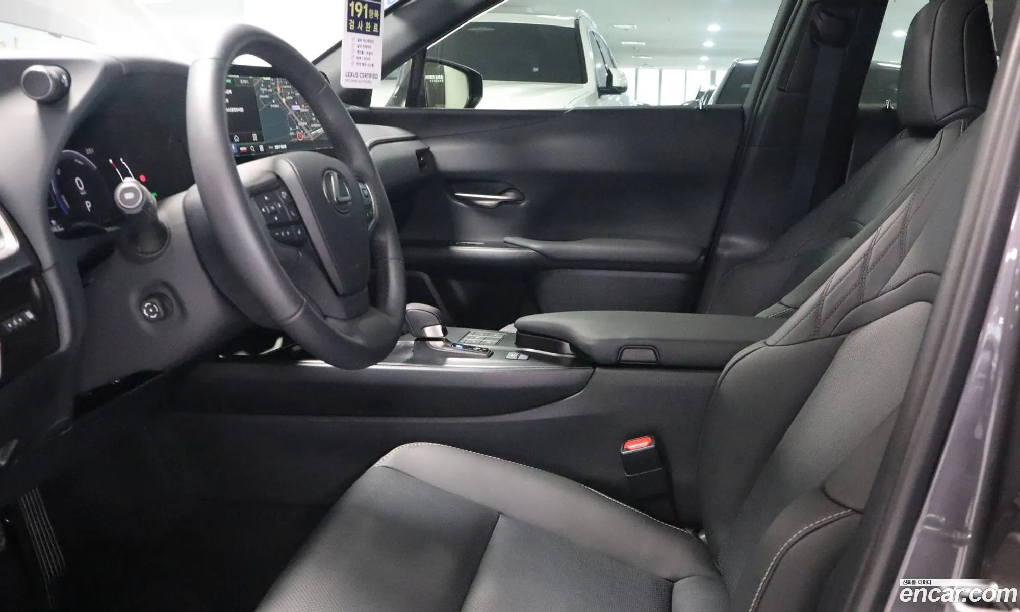 Lexus UX300h 2025 — 10