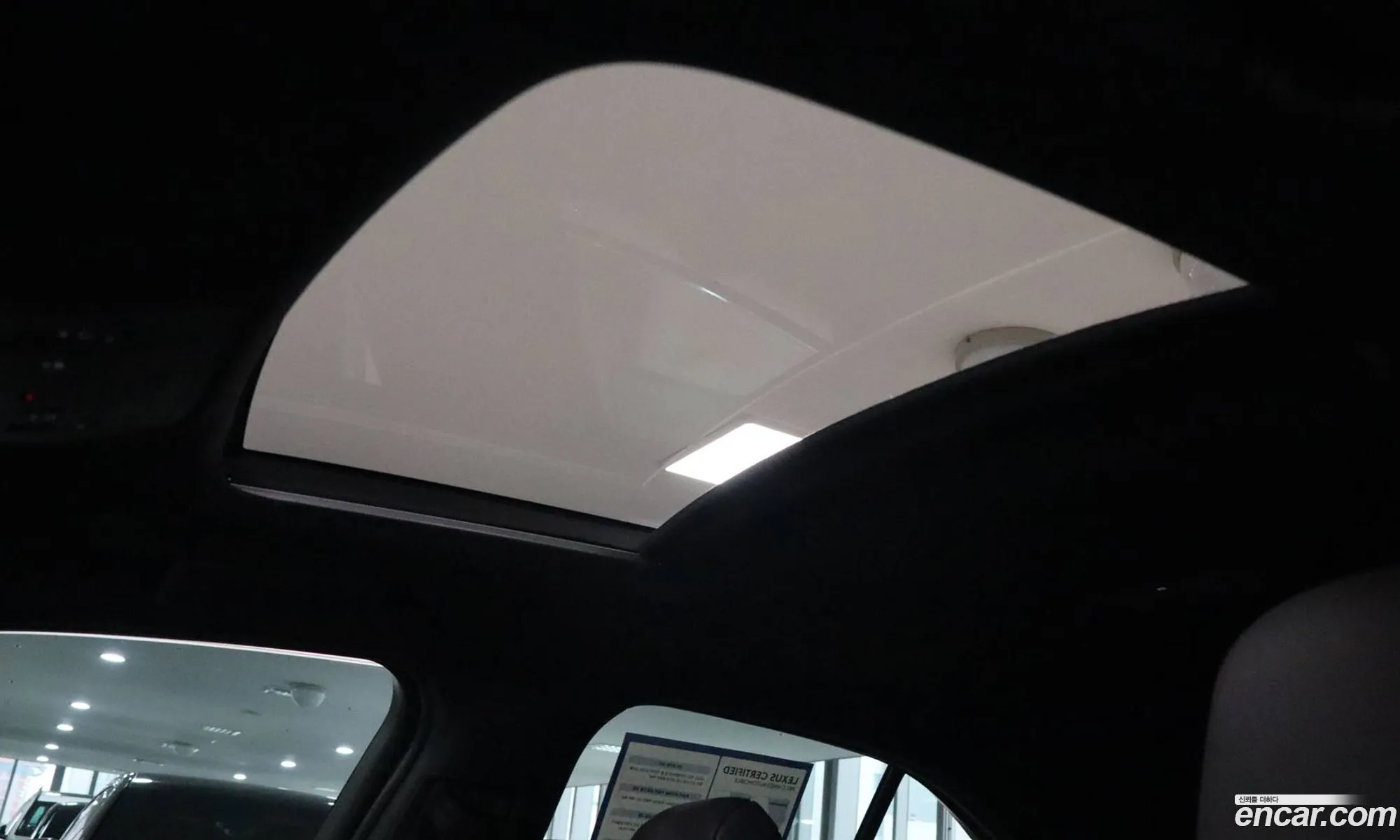 Lexus UX300h 2025 — 14