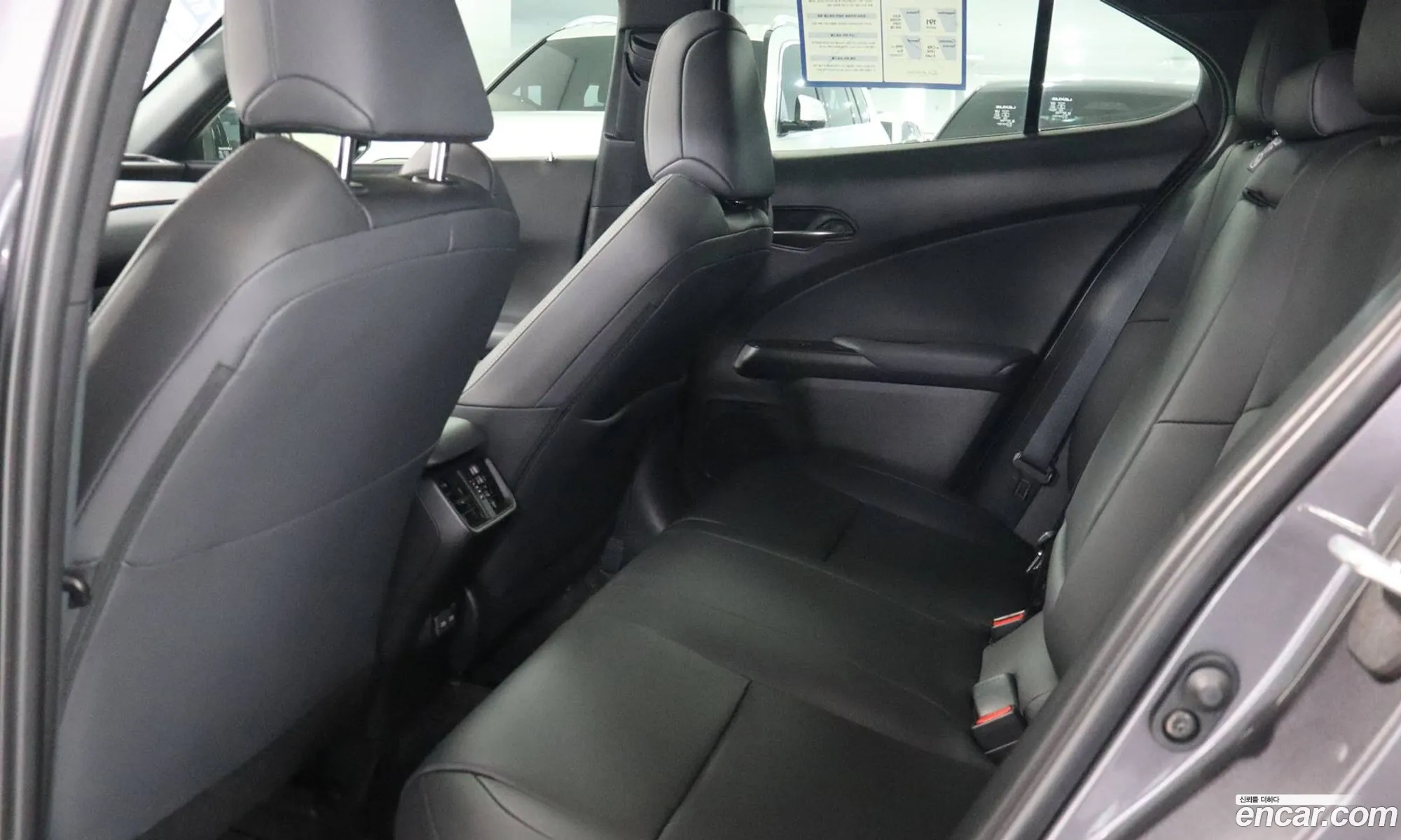 Lexus UX300h 2025 — 16