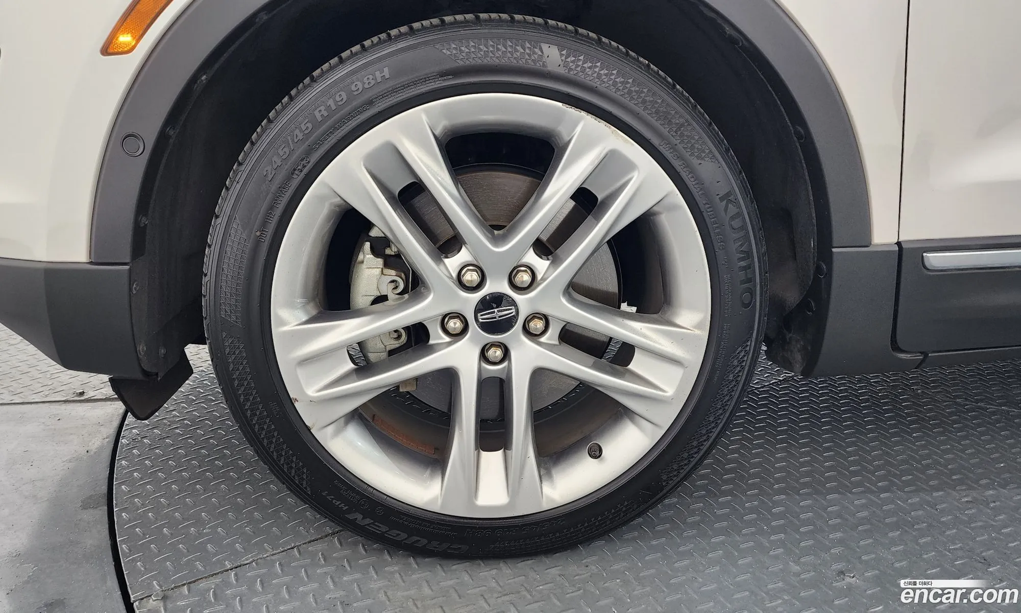 Lincoln MKC 2018 5LMCJ3D91JUL28454 — 8