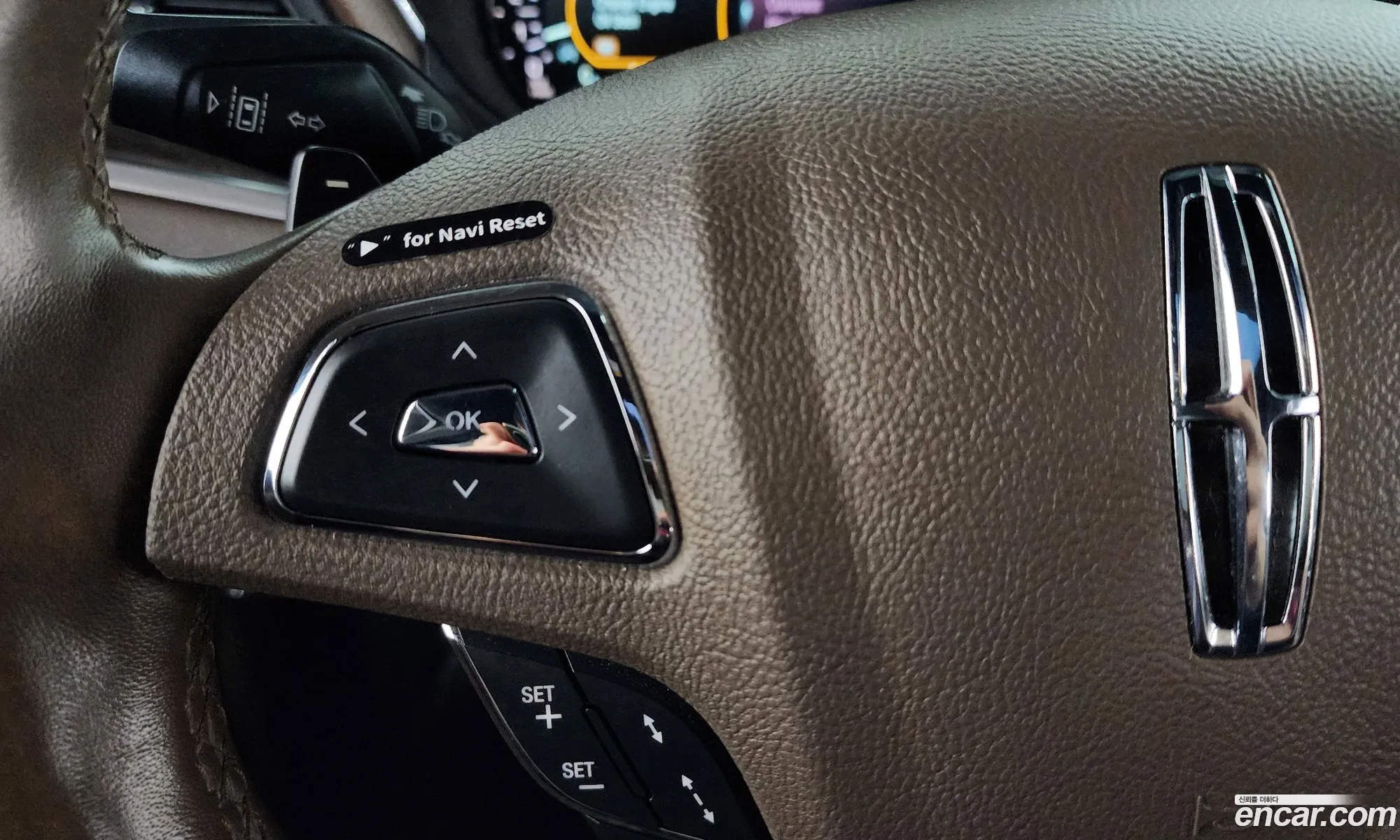 Lincoln MKC 2018 5LMCJ3D91JUL28454 — 19
