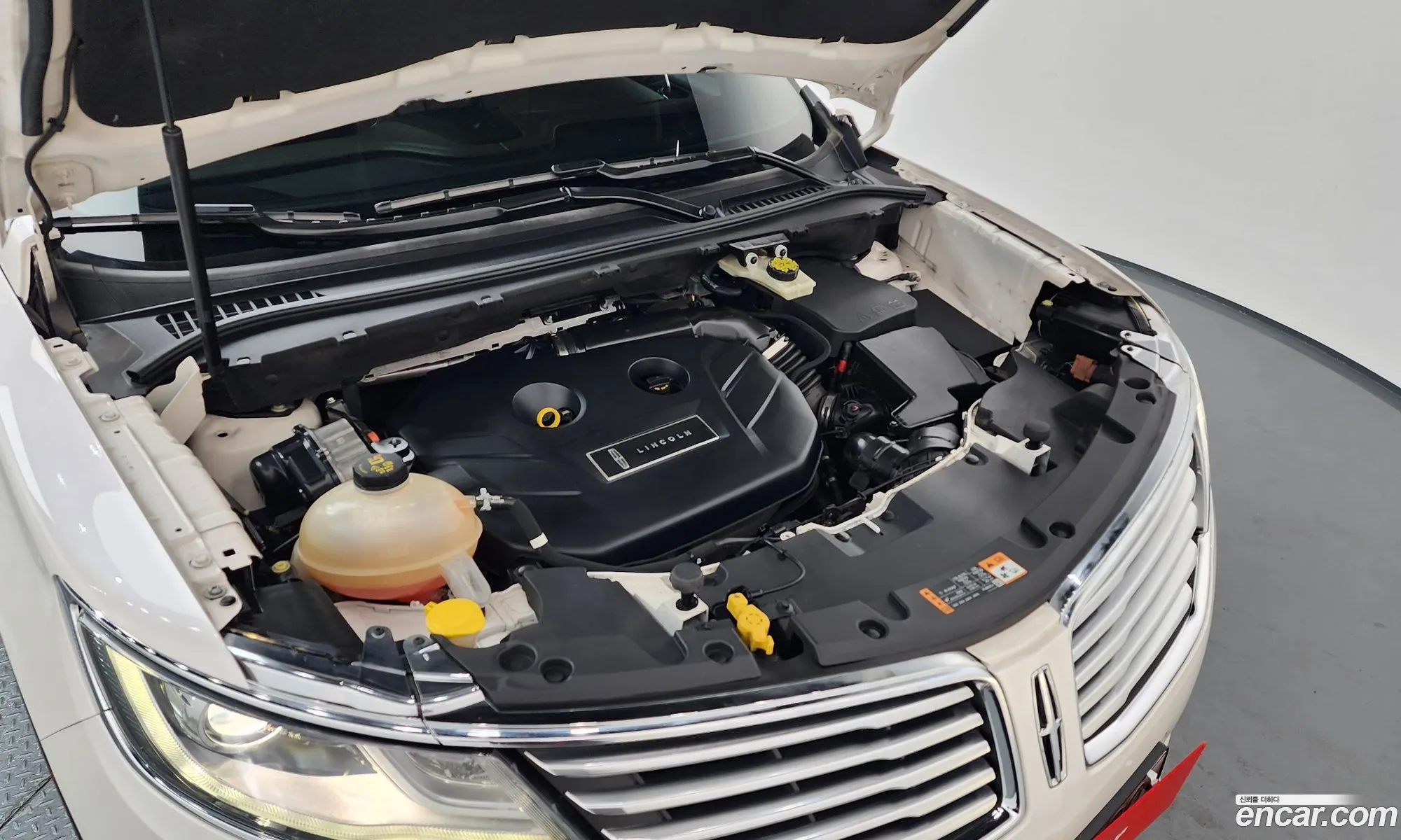 Lincoln MKC 2018 5LMCJ3D91JUL28454 — 9