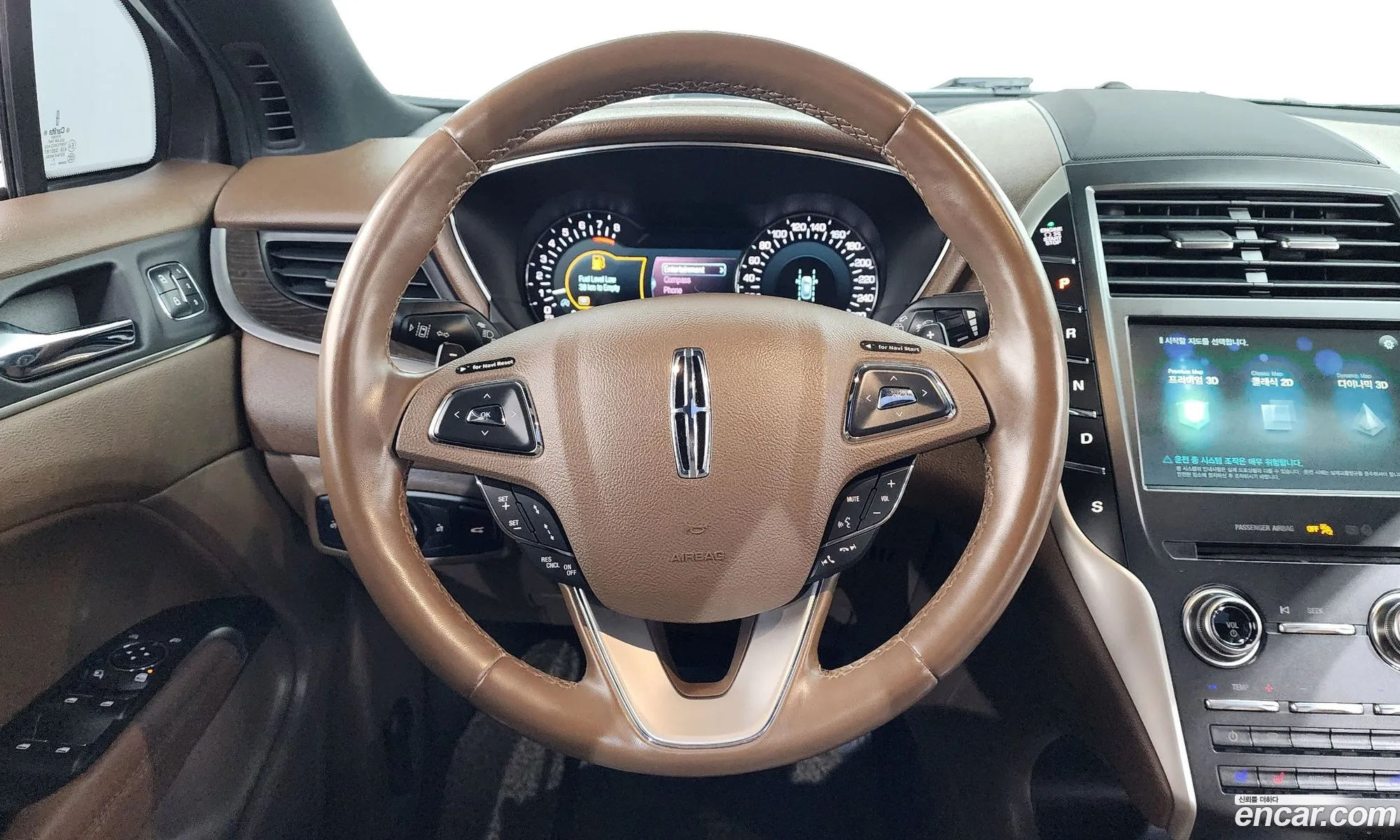Lincoln MKC 2018 5LMCJ3D91JUL28454 — 10