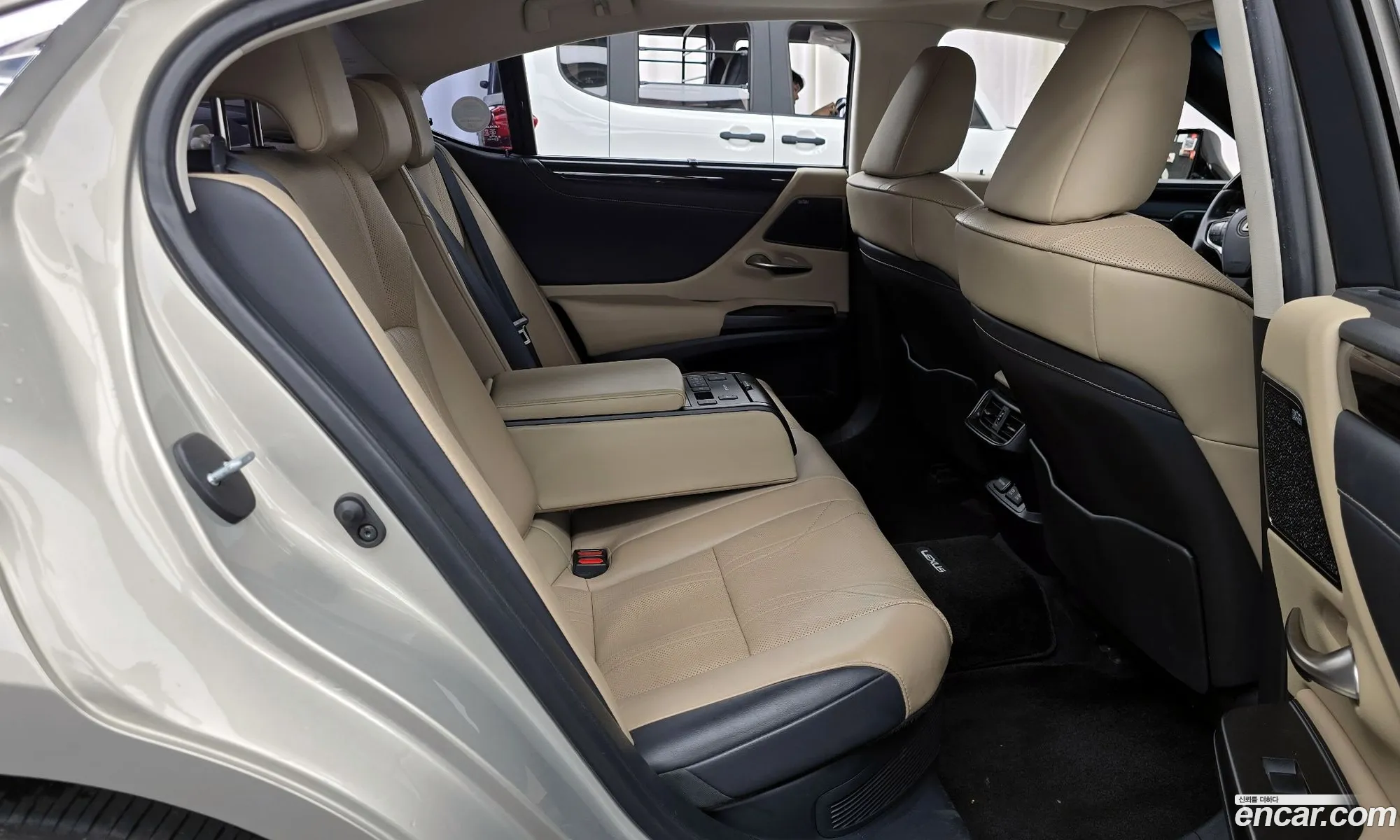 Lexus ES300h 7th Gen 2019 — 6