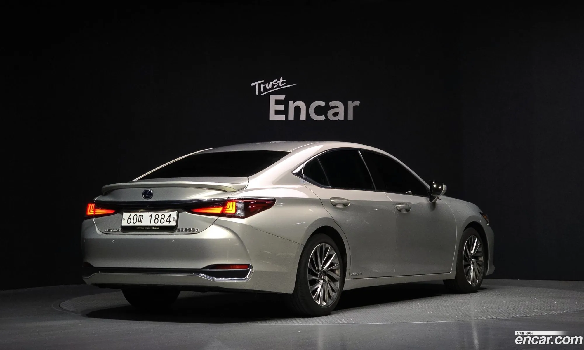 Lexus ES300h 7th Gen 2019 — 14