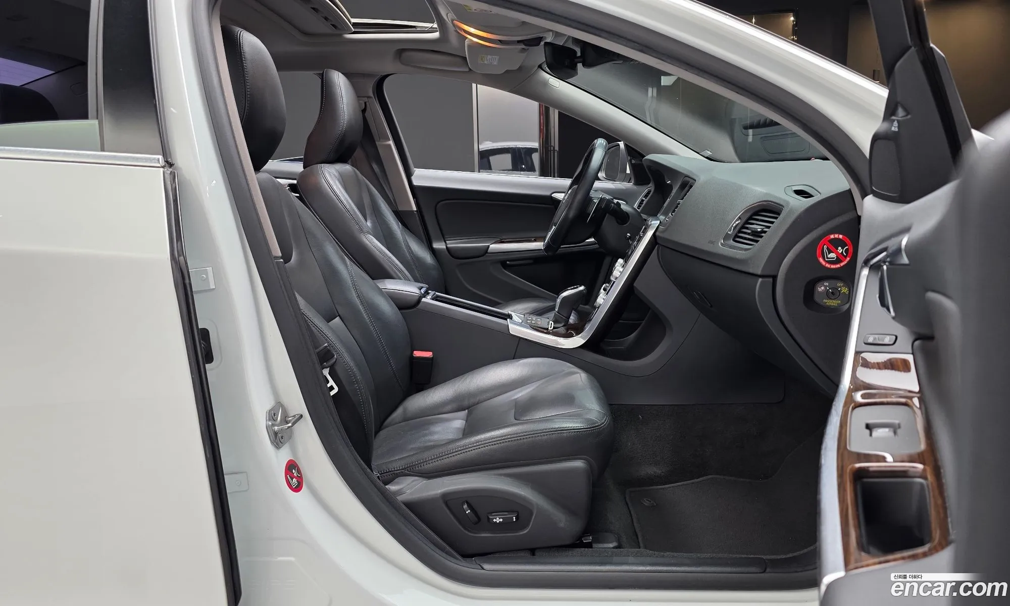 Volvo S60 2017 YV1FSA8BDH2435664 — 17