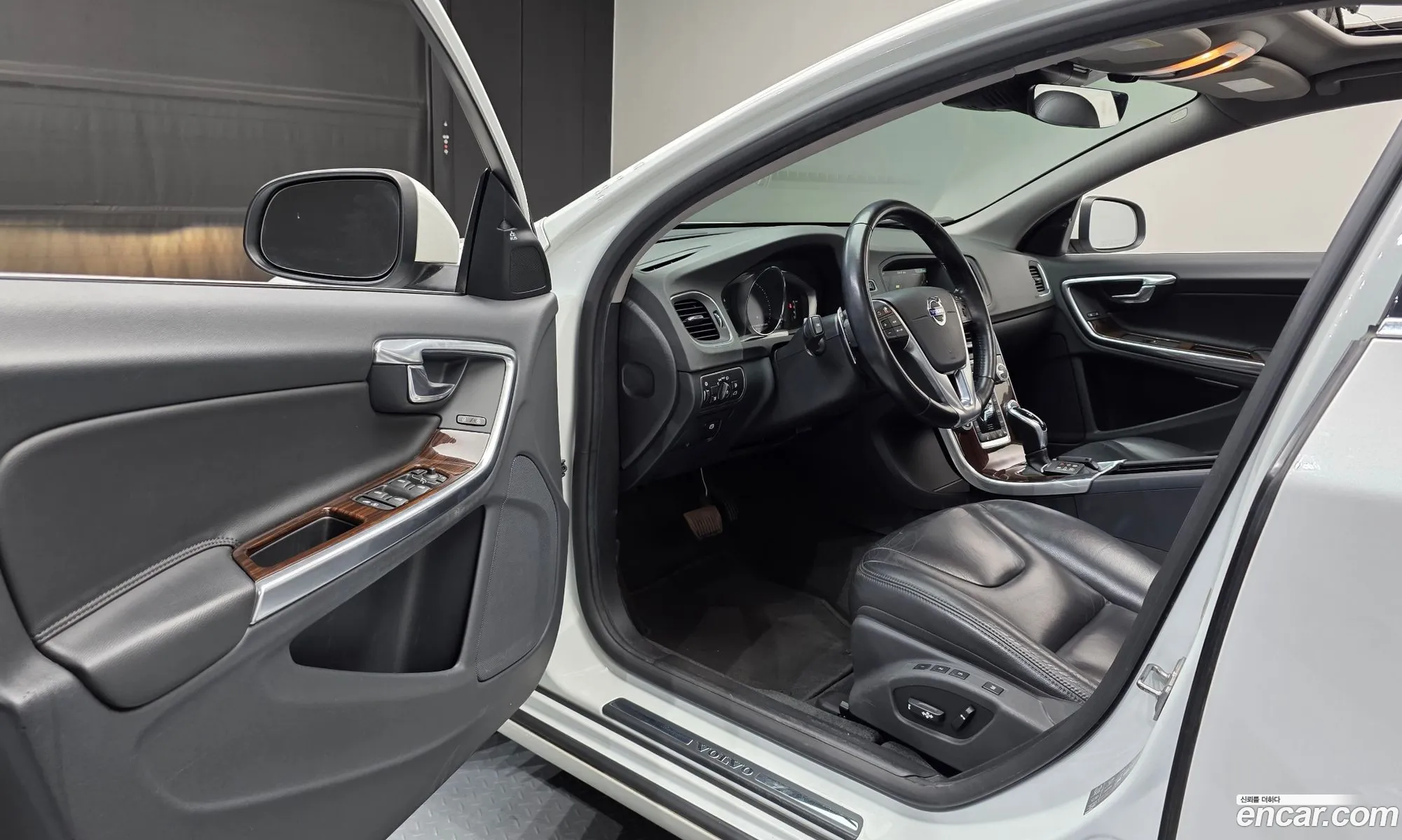 Volvo S60 2017 YV1FSA8BDH2435664 — 5