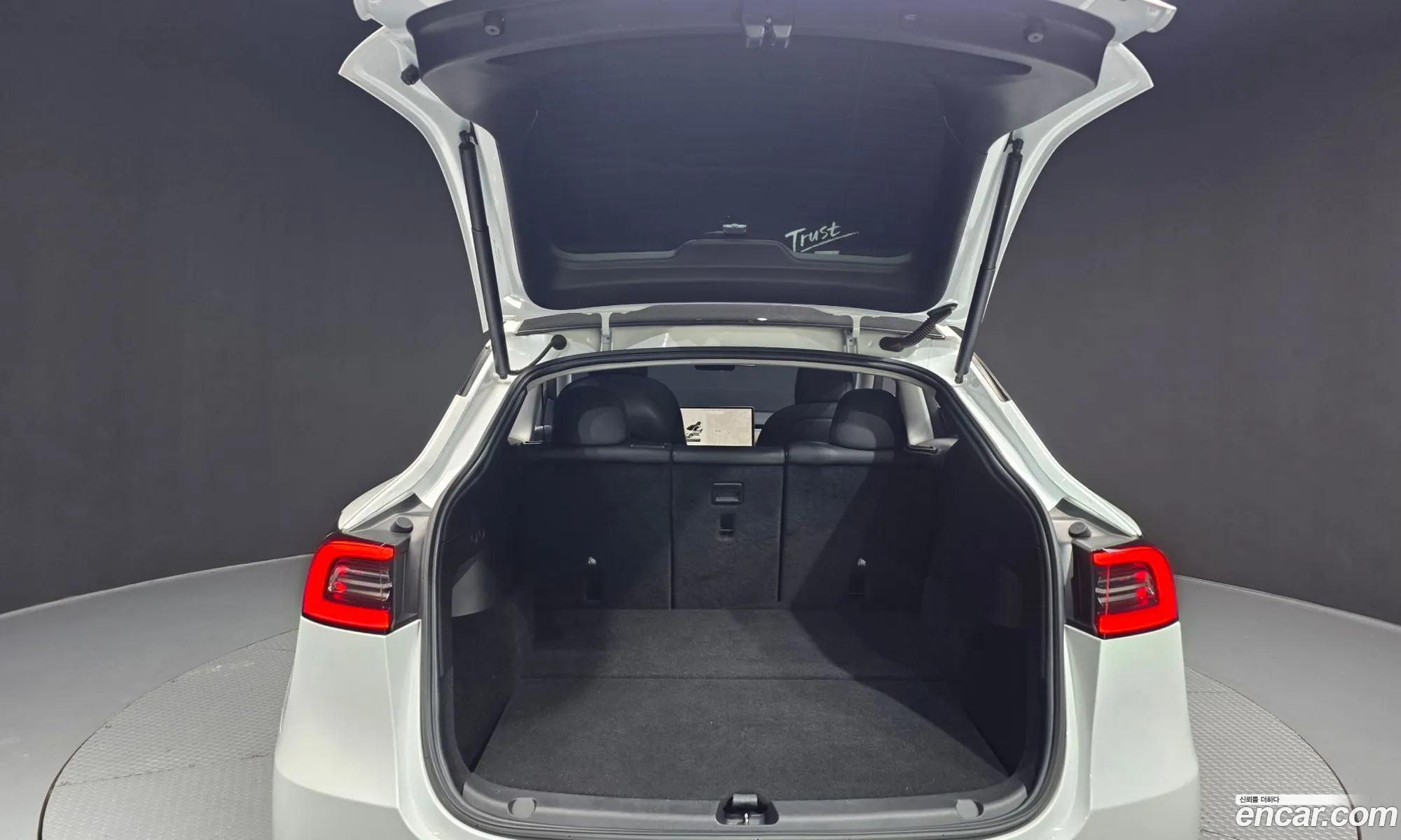 Tesla Model Y 2021 — 8