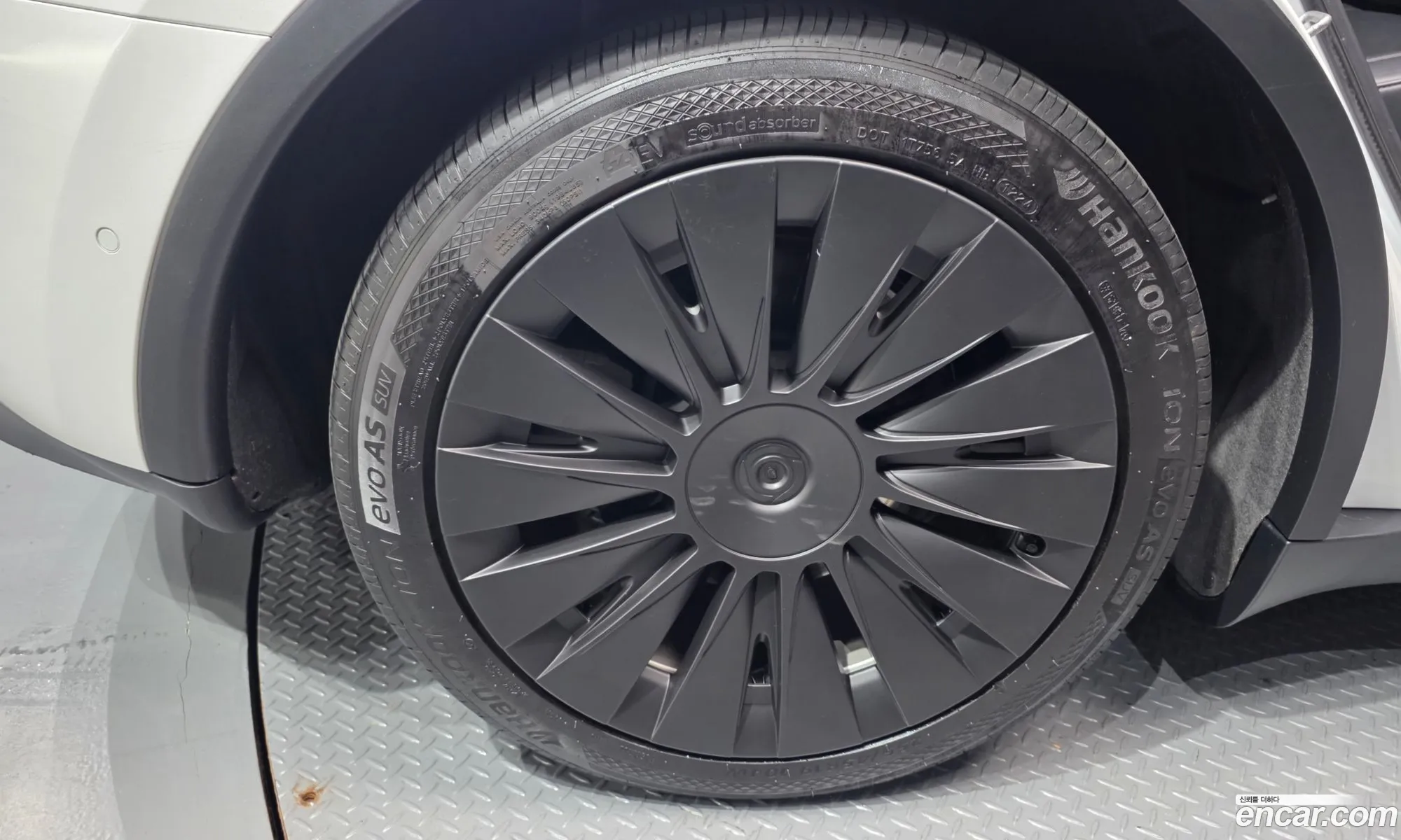 Tesla Model Y 2021 — 17