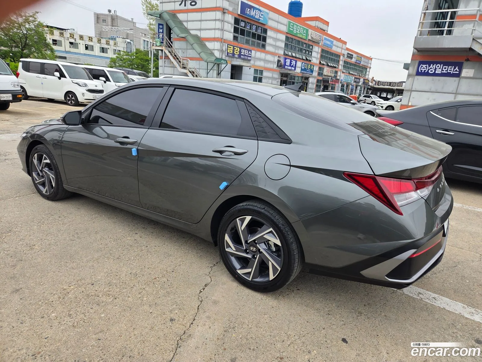 Hyundai Elantra 2025 — 4