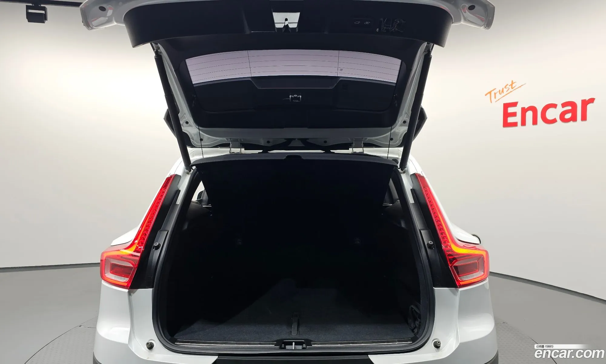 Volvo XC40 2019 YV1XZACACL2193854 — 11