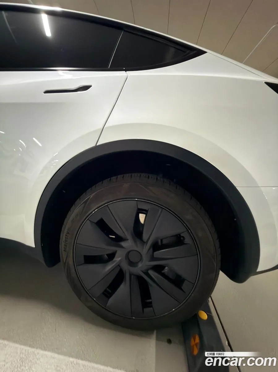 Tesla Model Y 2024 — 16