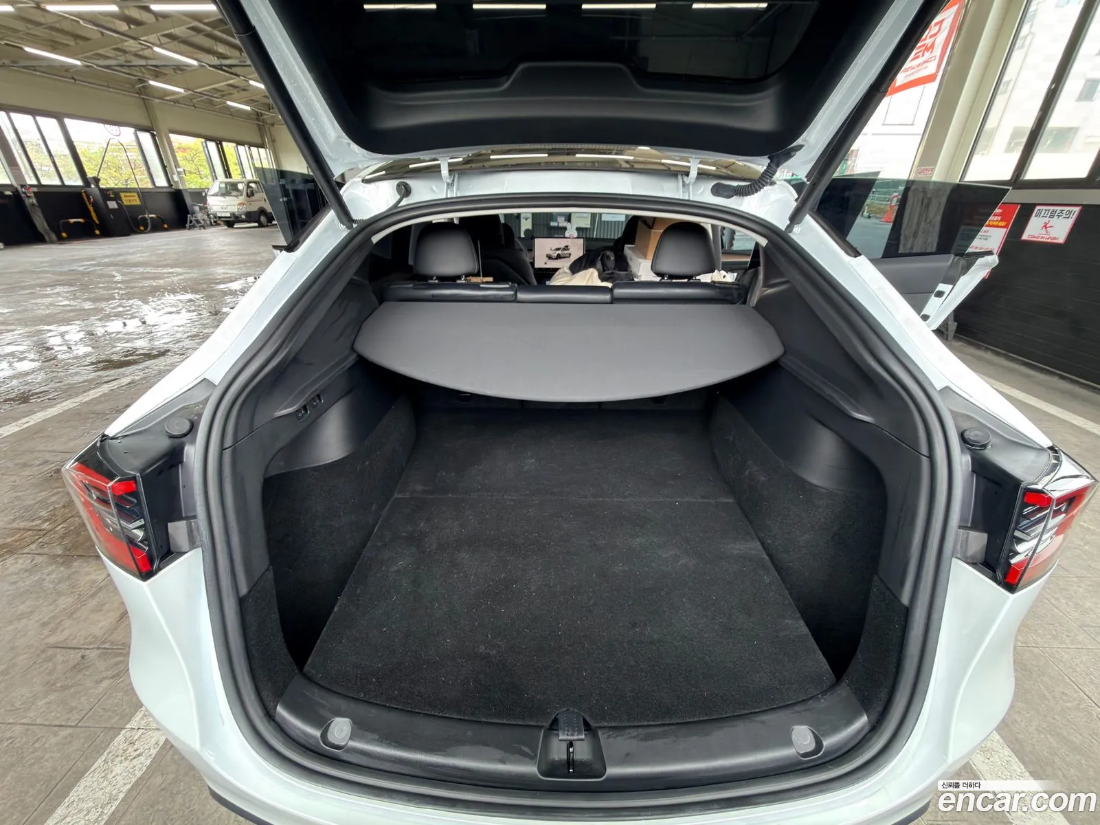 Tesla Model Y 2024 — 18
