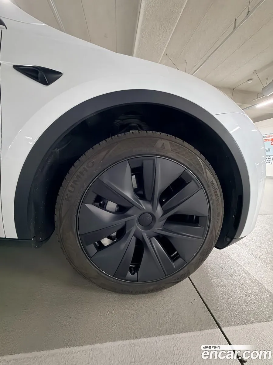 Tesla Model Y 2024 — 12