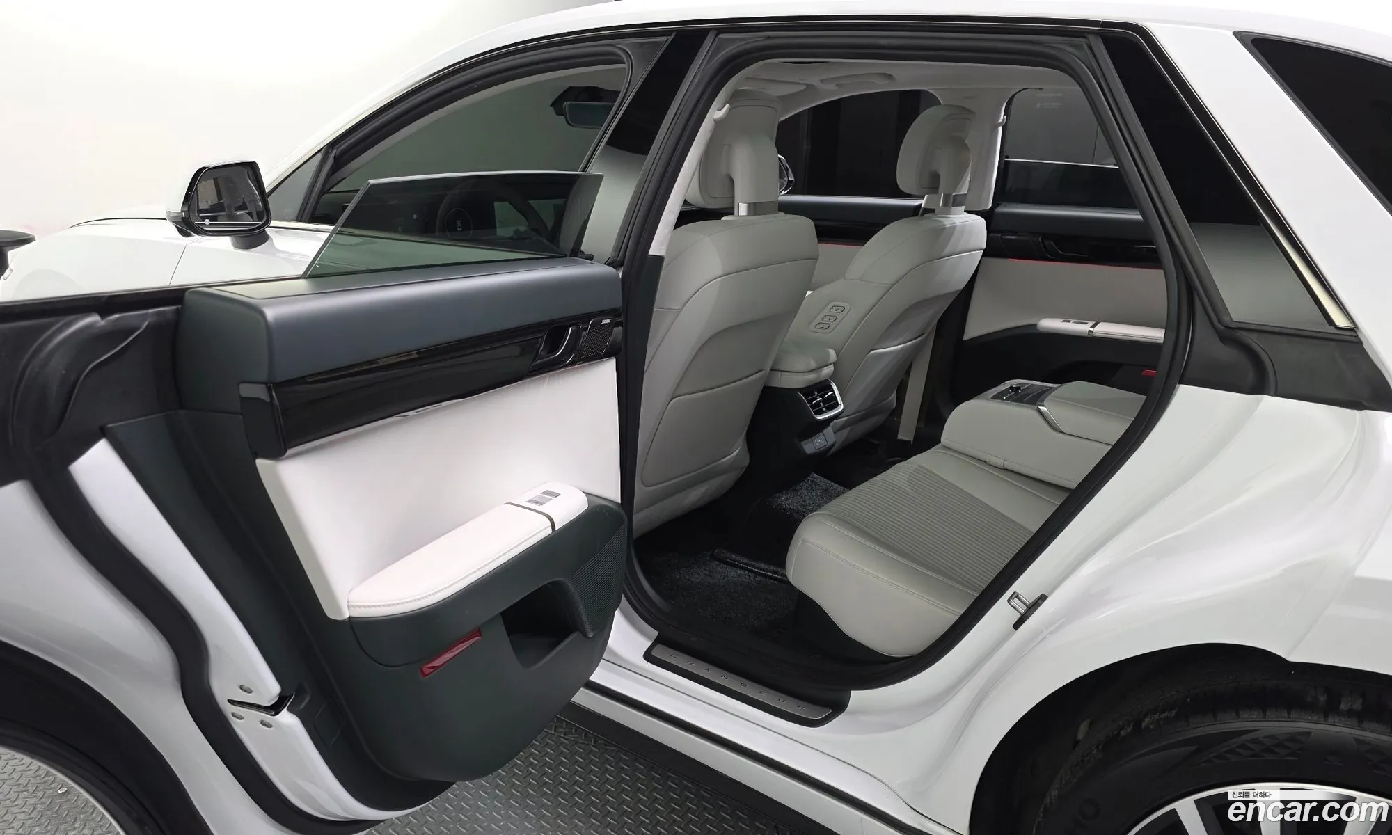 Hyundai Grandeur Hybrid 2023 — 38