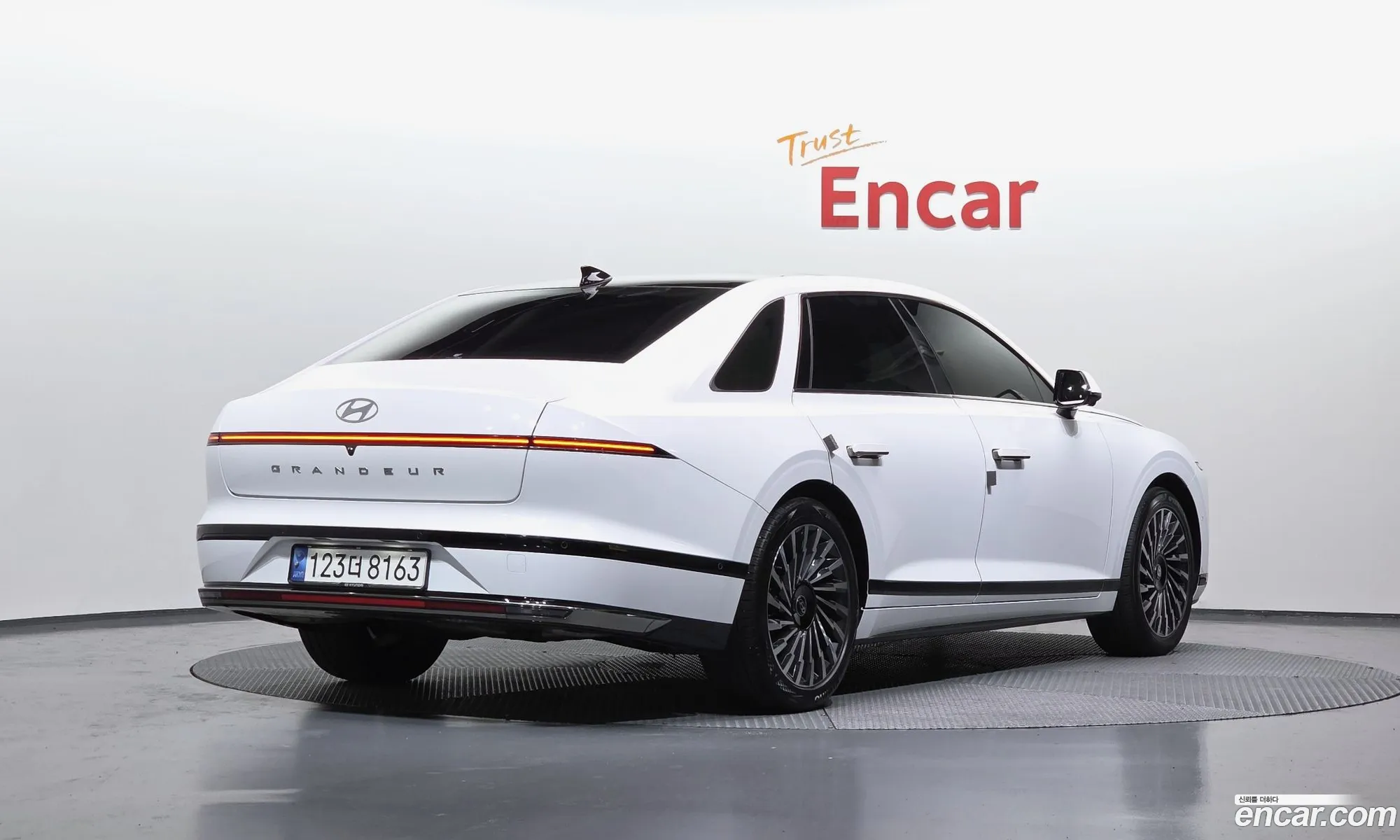 Hyundai Grandeur Hybrid 2023 — 28