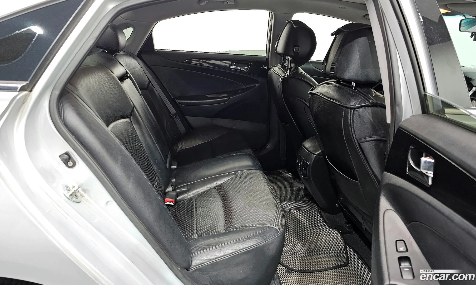 Hyundai YF Sonata 2009 — 2