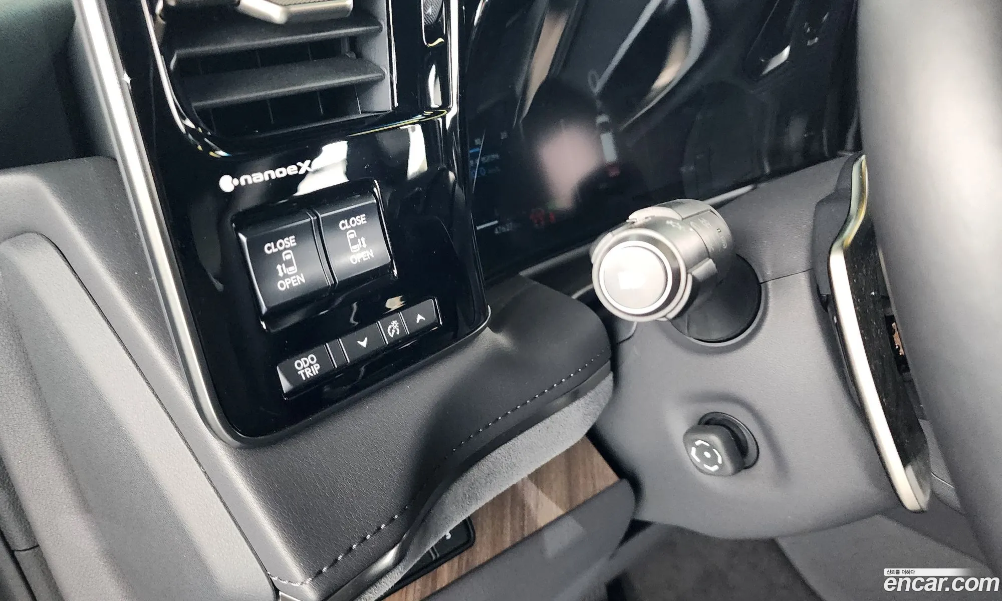 Lexus LM 2025 JTHBAAAD111111111 — 9