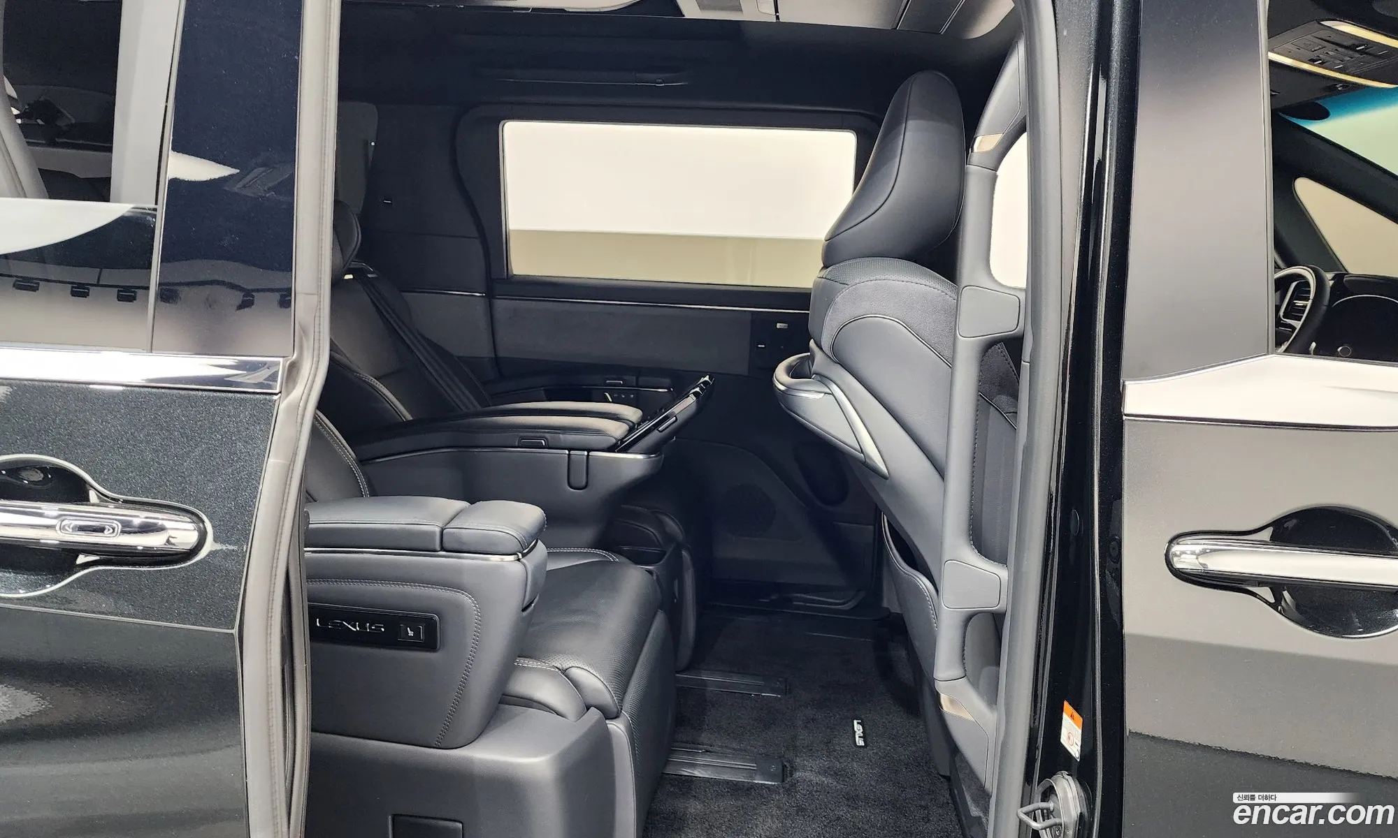 Lexus LM 2025 JTHBAAAD111111111 — 29