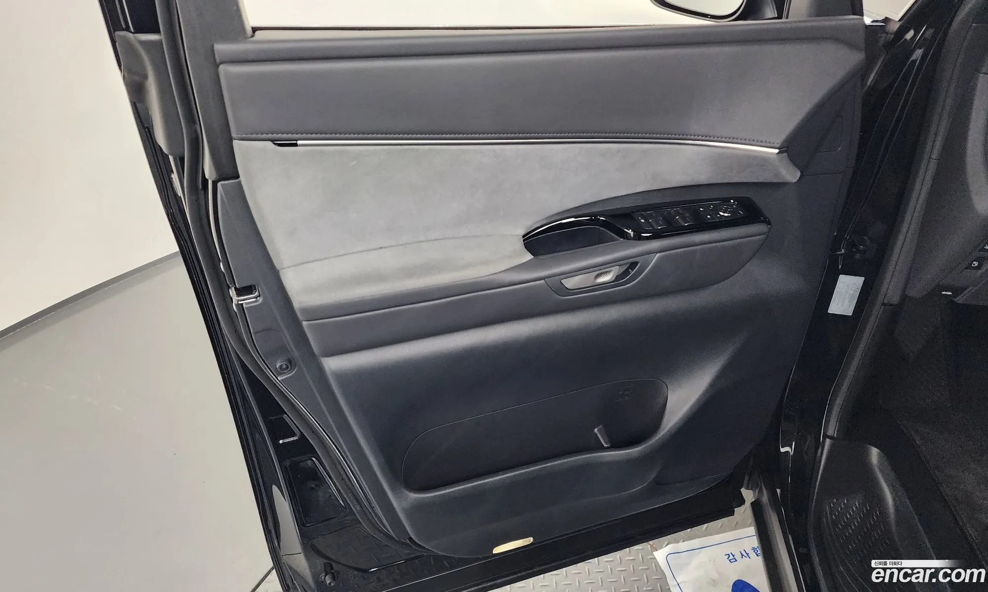 Lexus LM 2025 JTHBAAAD111111111 — 30