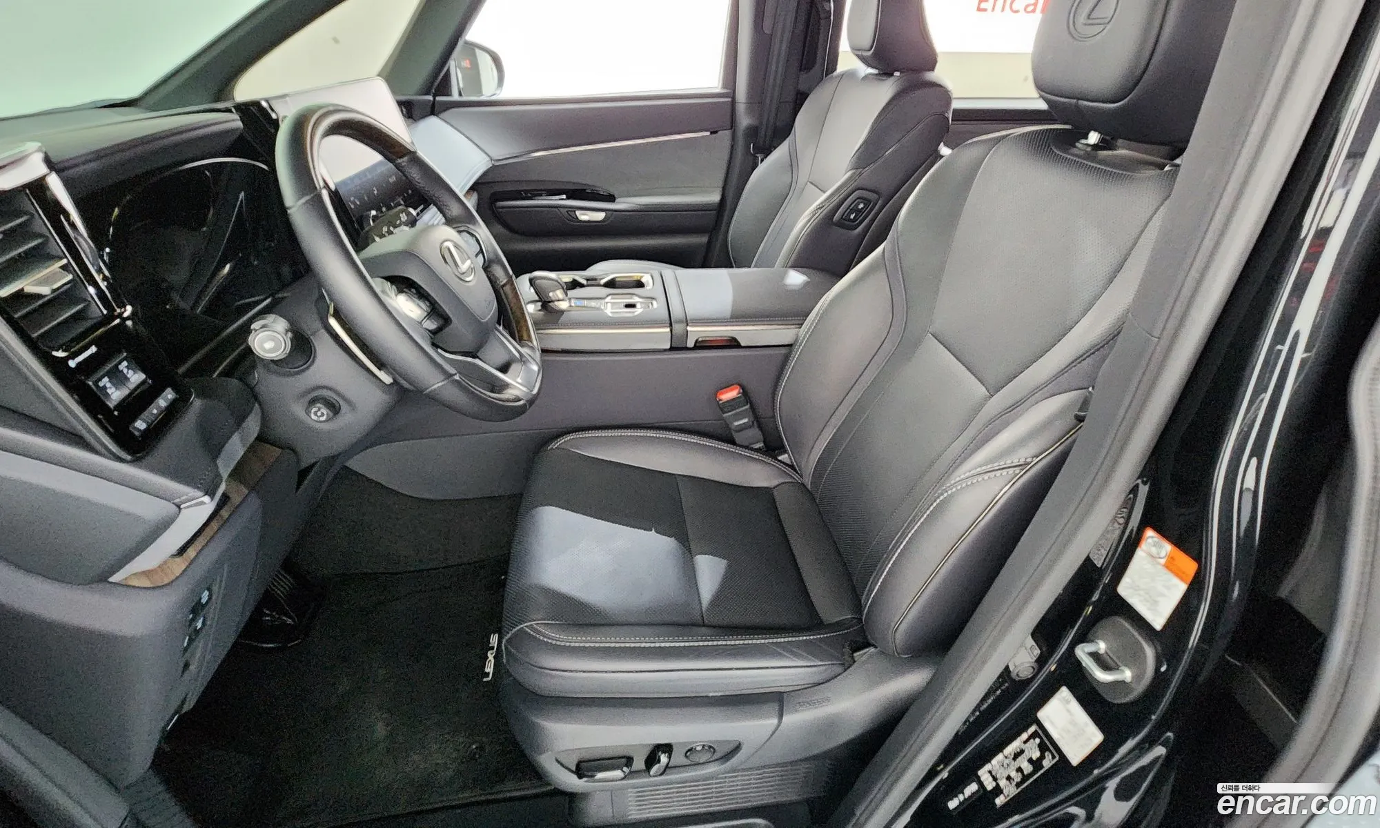 Lexus LM 2025 JTHBAAAD111111111 — 37