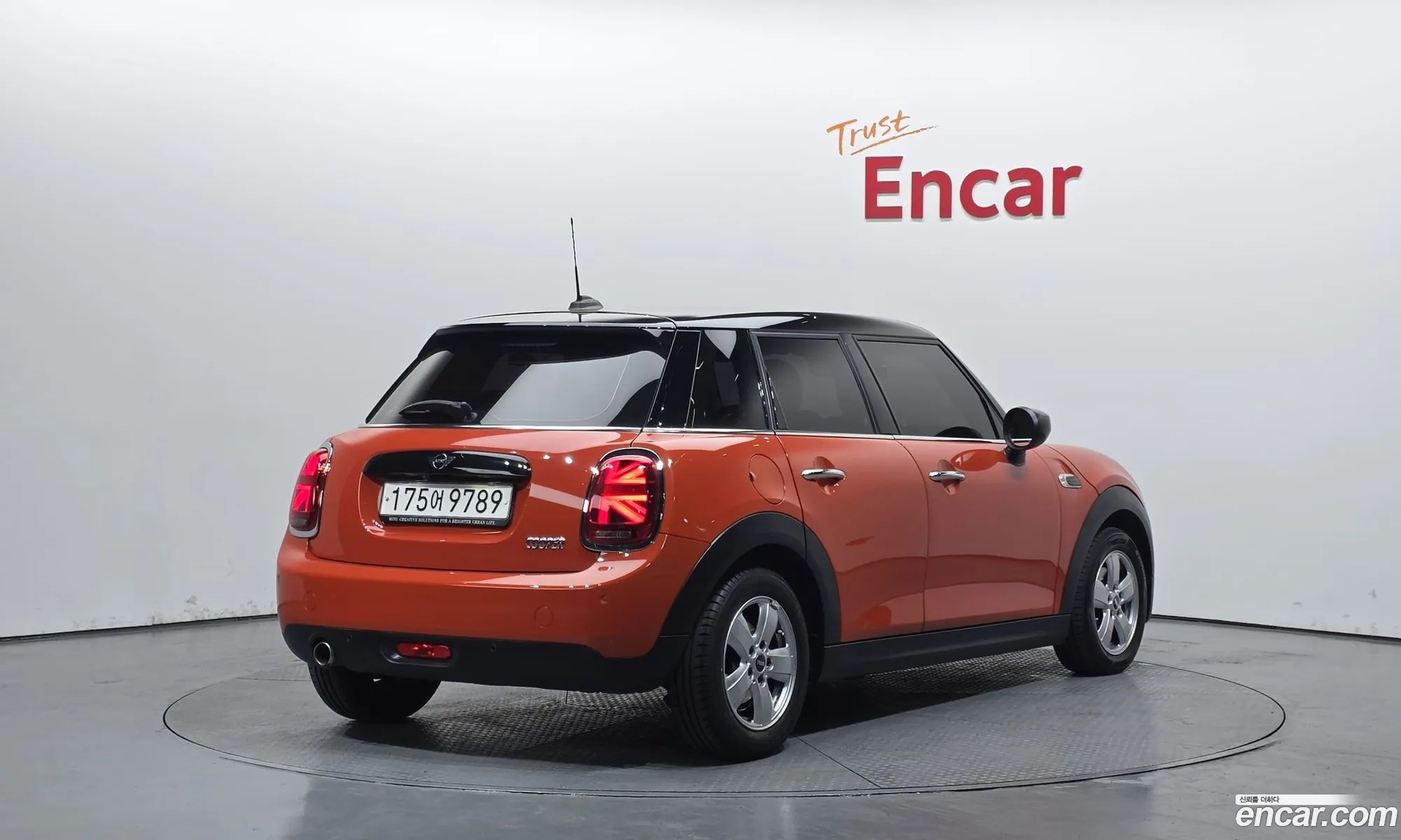 Mini Cooper 2021 WMWXV7102M2N42571 — 32