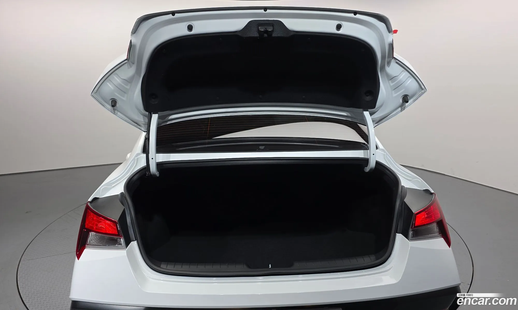 Hyundai Elantra 2025 — 5