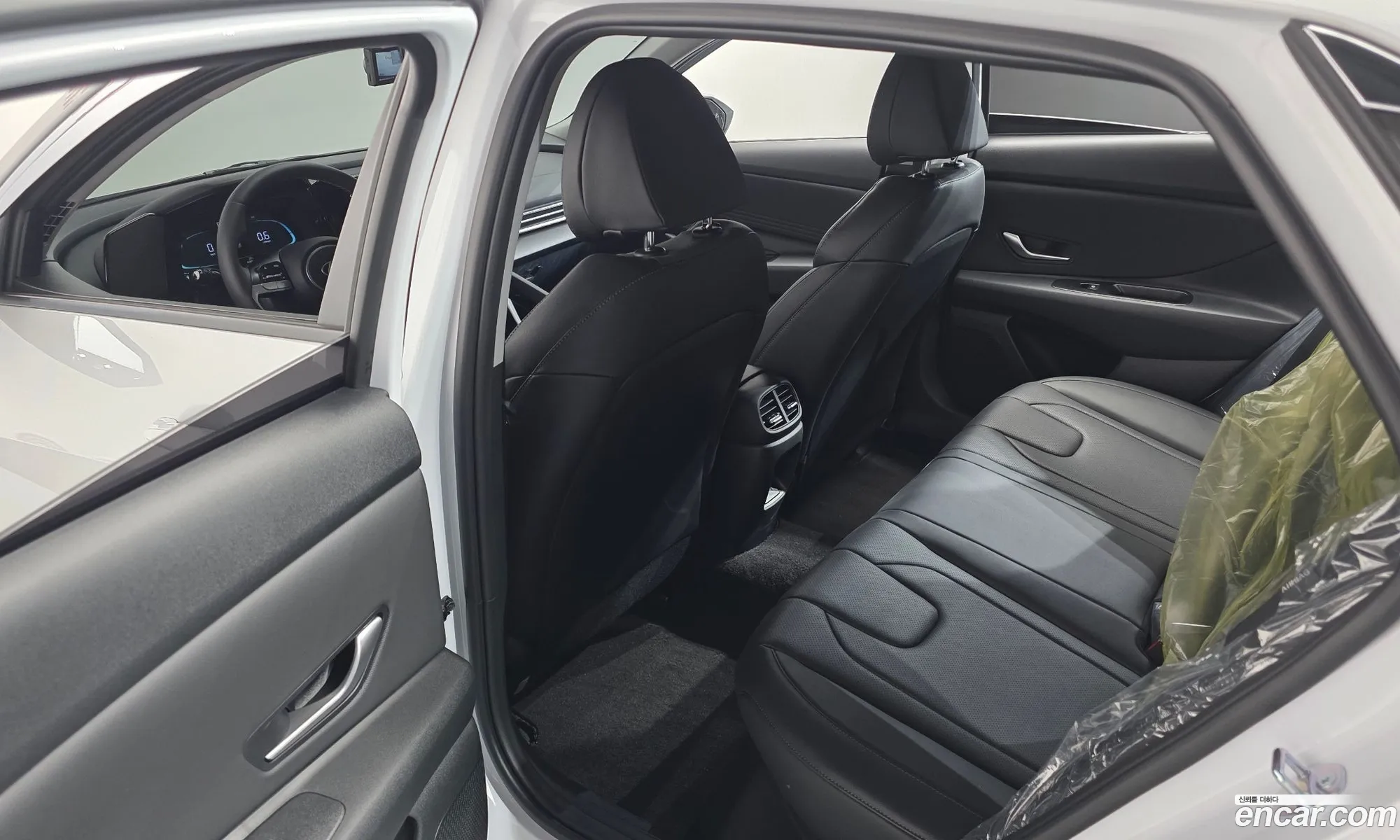Hyundai Elantra 2025 — 4