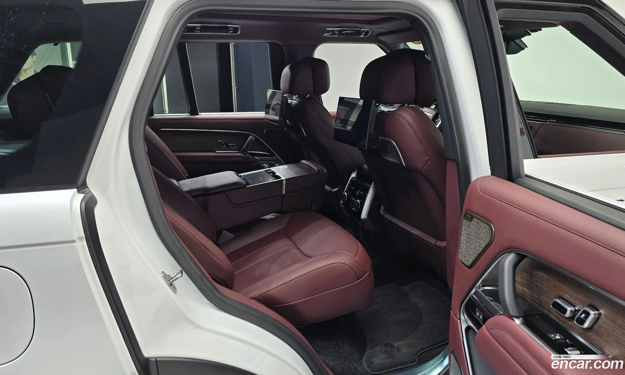 Land Rover Range Rover 2025 SALKA9B43SA260893 — 37