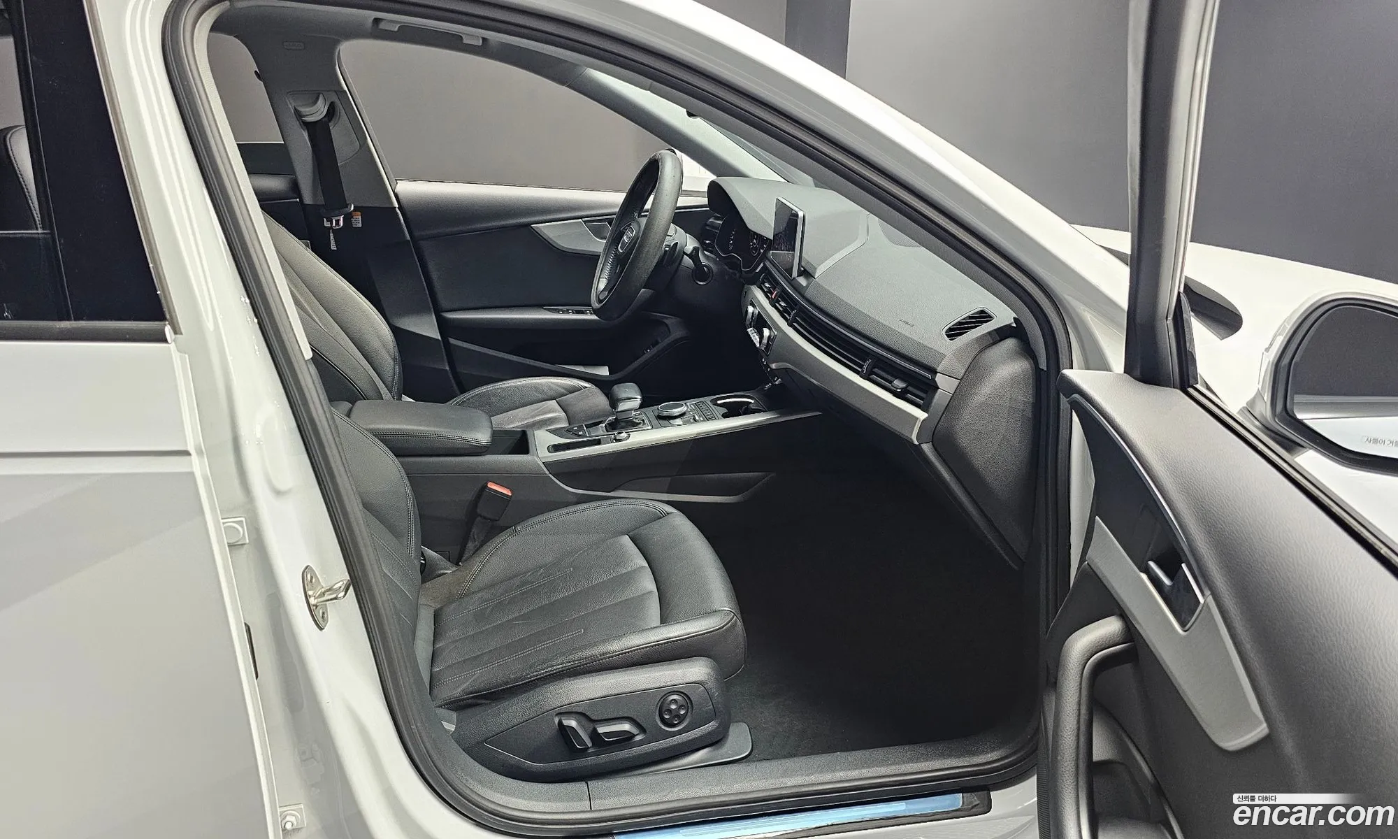Audi A4 2018 WAUZZZF42JA175936 — 3