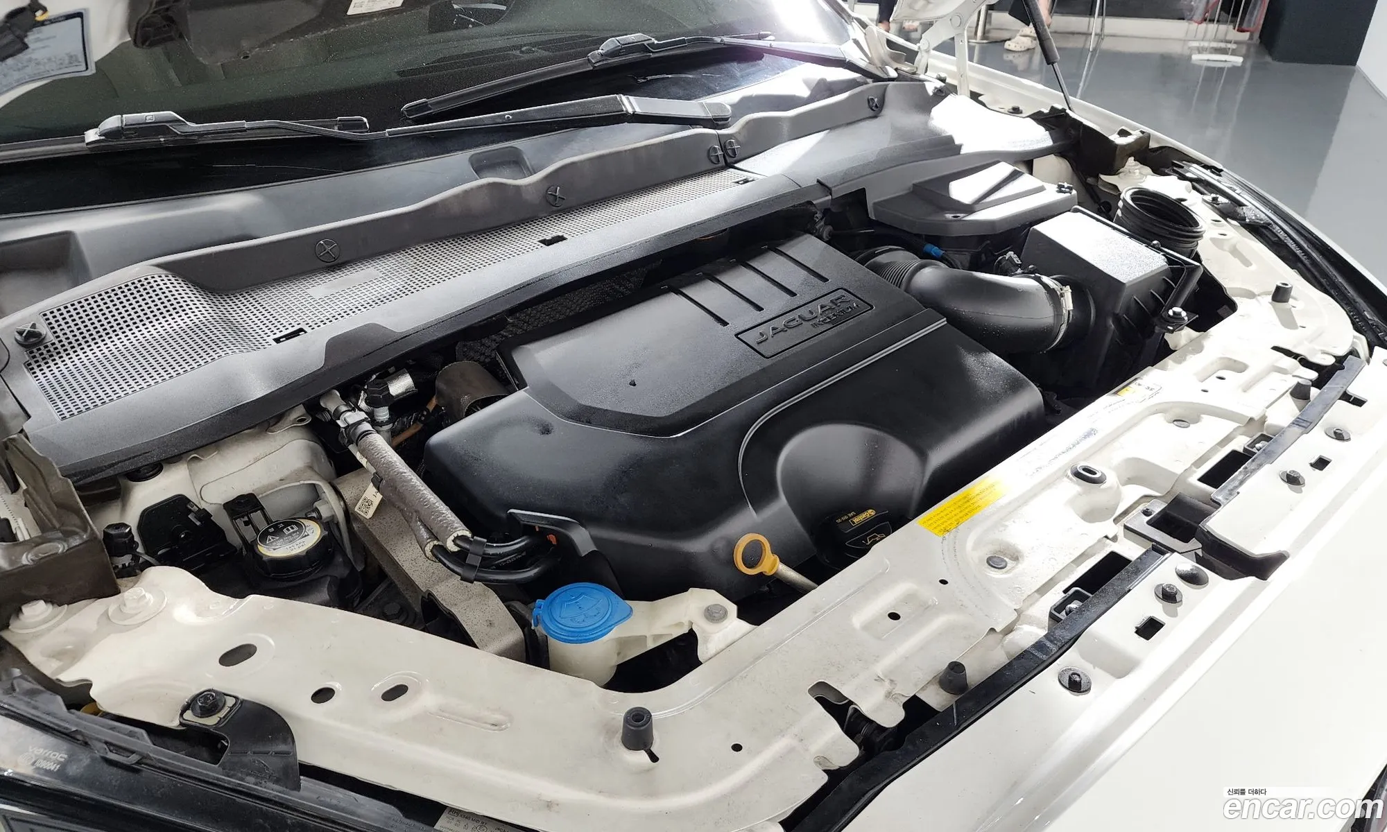 Jaguar E-Pace 2018 SADFA2BX3J1Z08200 — 17