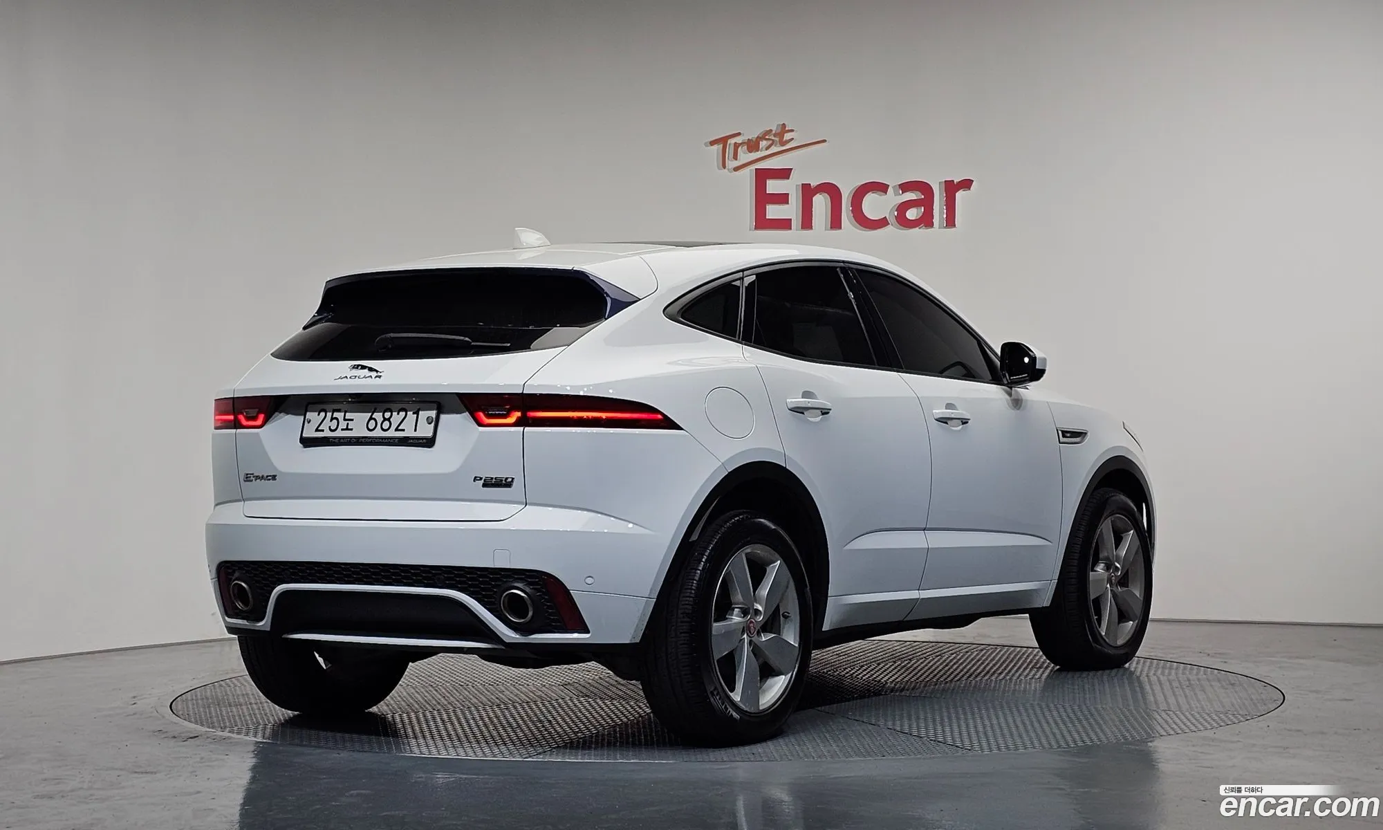Jaguar E-Pace 2018 SADFA2BX3J1Z08200 — 16