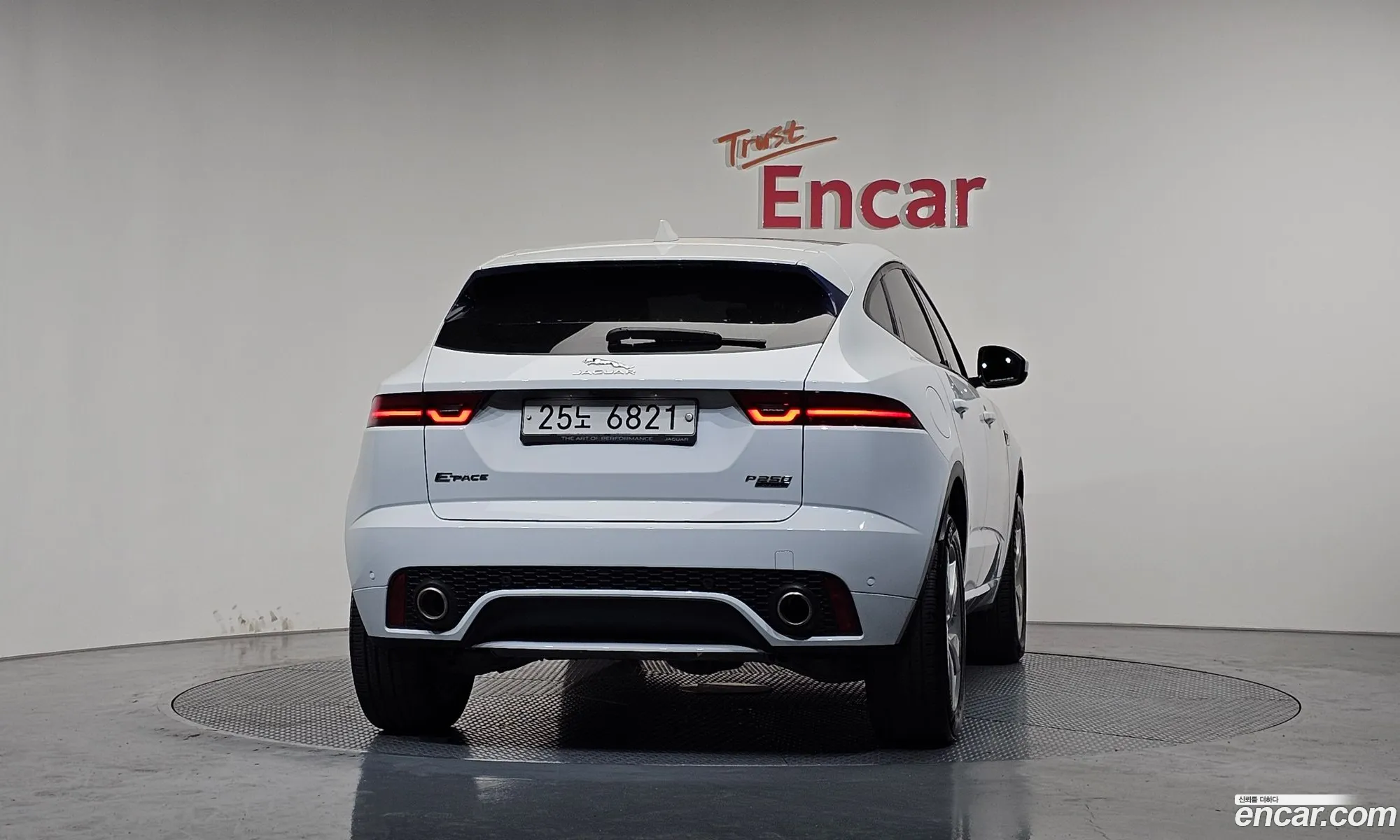 Jaguar E-Pace 2018 SADFA2BX3J1Z08200 — 2
