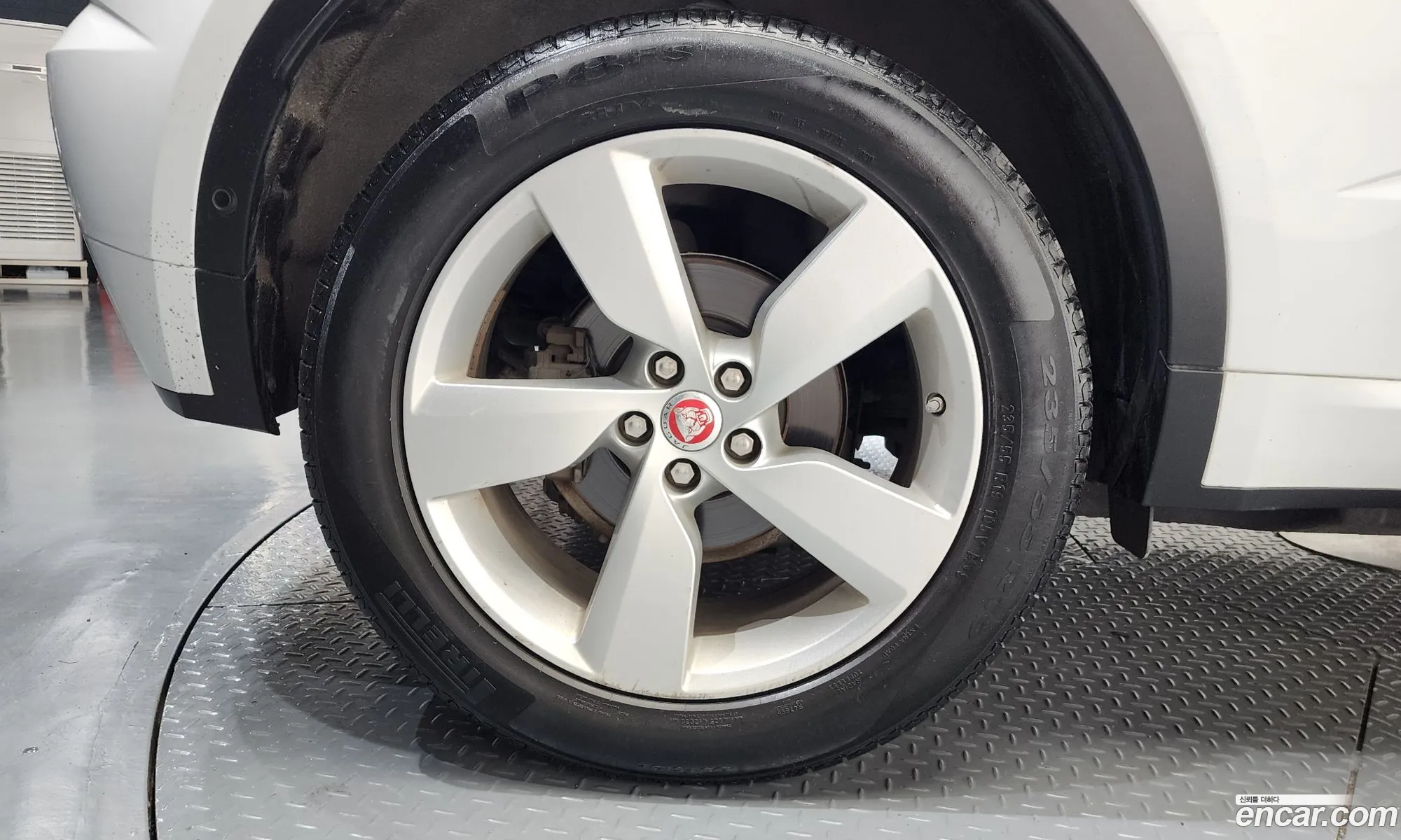 Jaguar E-Pace 2018 SADFA2BX3J1Z08200 — 9