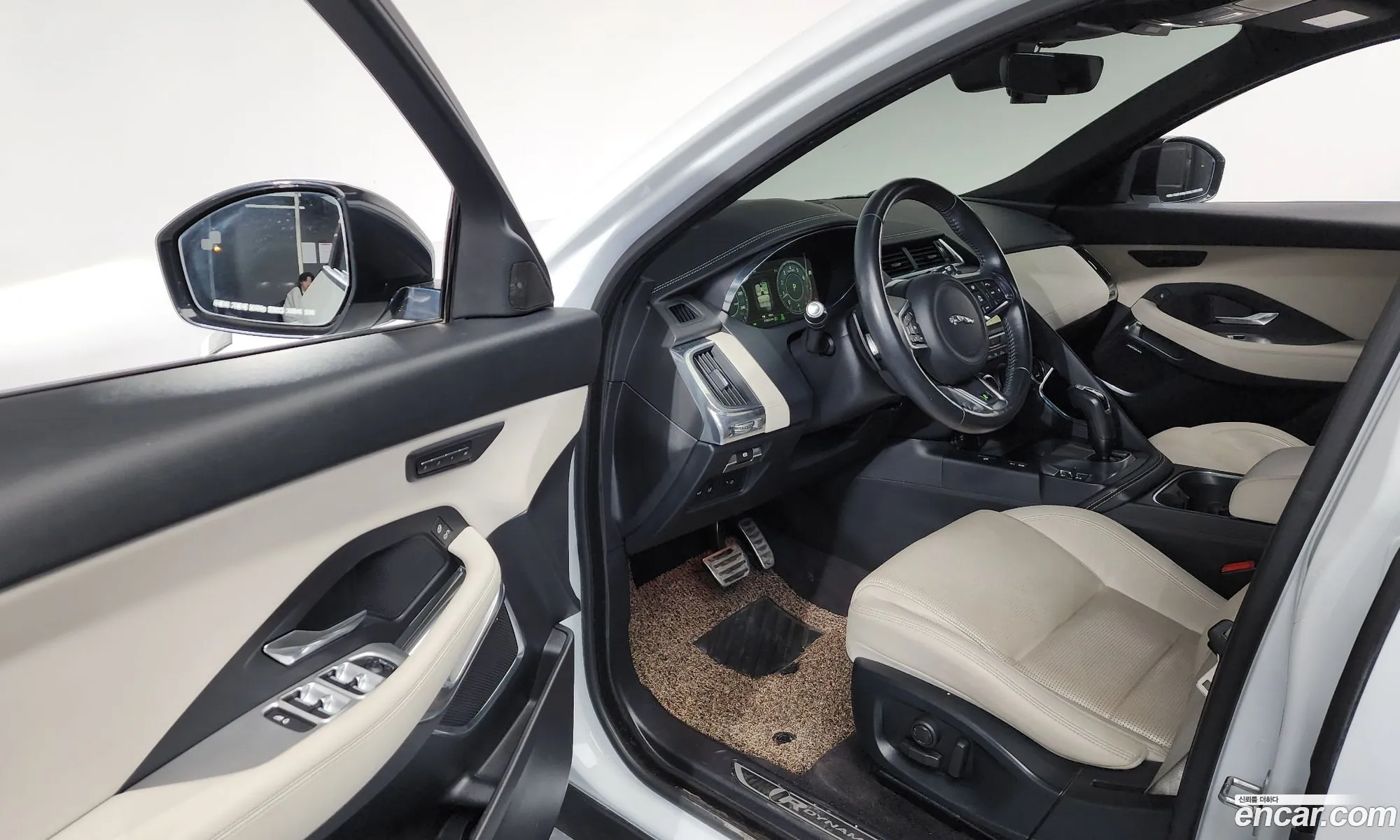 Jaguar E-Pace 2018 SADFA2BX3J1Z08200 — 11