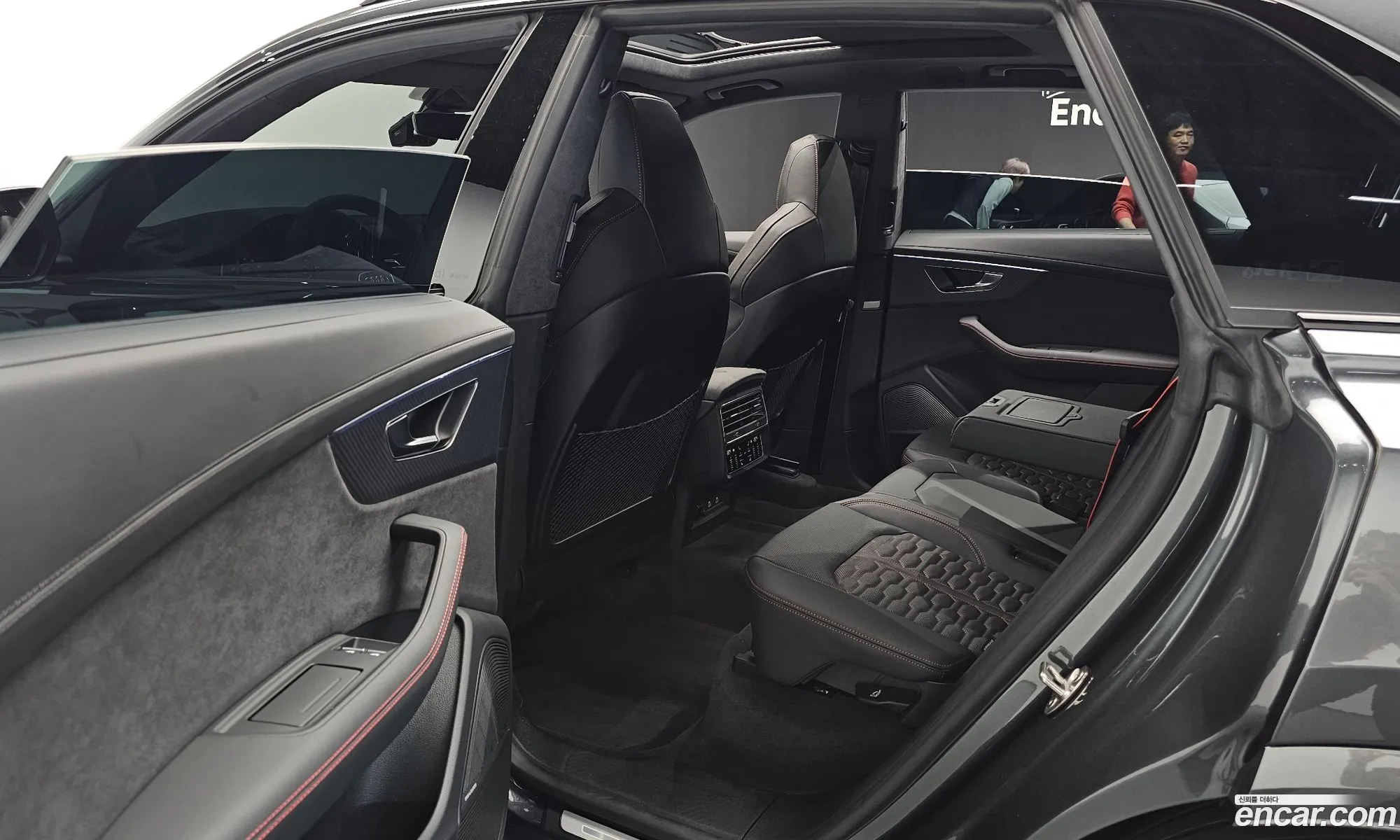 Audi RSQ8 2025 WUAZZZF11SD018796 — 32