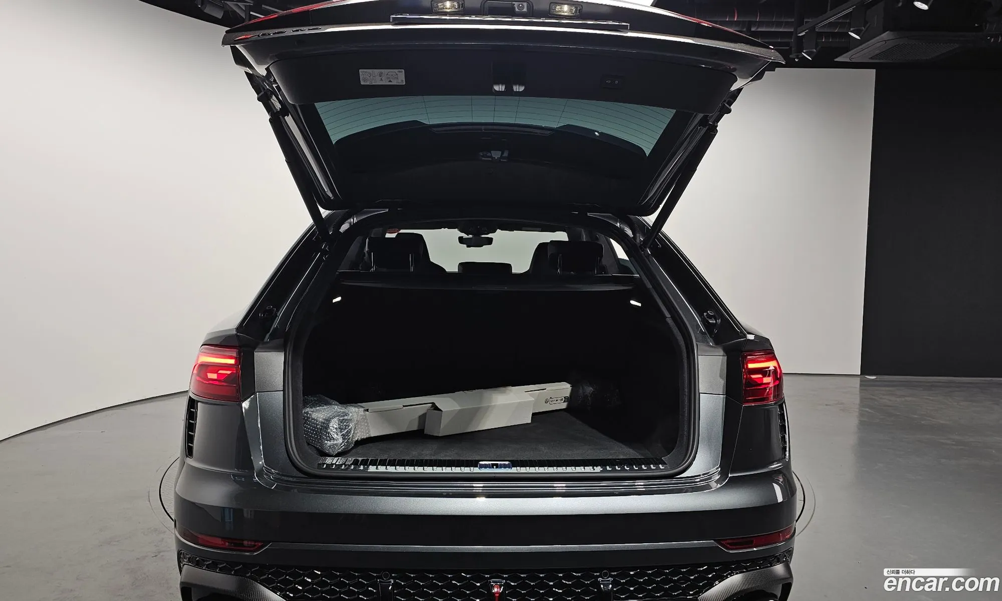 Audi RSQ8 2025 WUAZZZF11SD018796 — 9