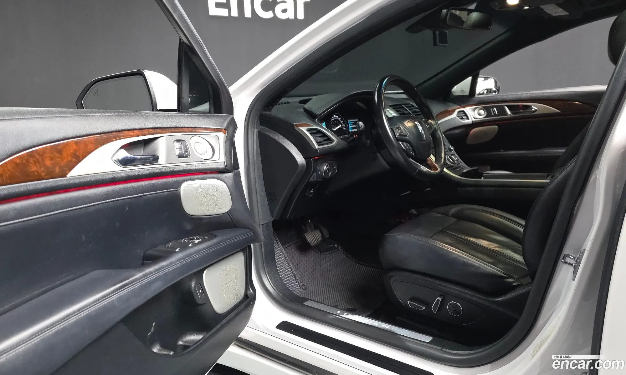 Lincoln MKZ 2018 3LN6L5MU1JR609266 — 9