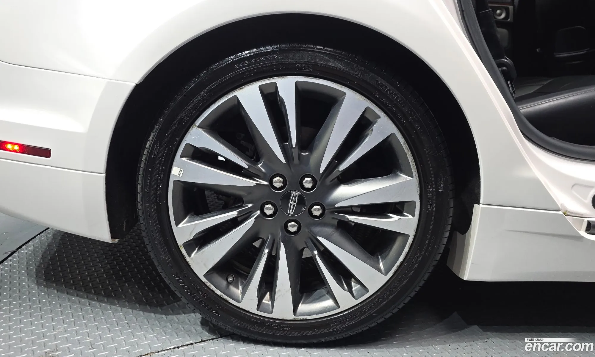 Lincoln MKZ 2018 3LN6L5MU1JR609266 — 3