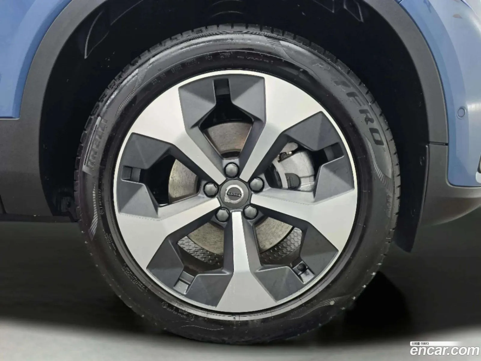 Volvo XC40 2025 — 2