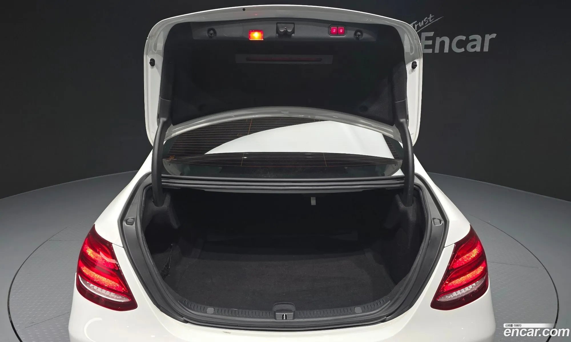 Mercedes-Benz E-Class W213 2017 — 14