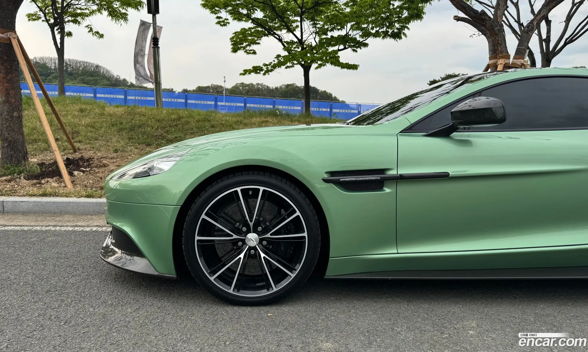 Aston Martin Vanquish 2016 — 9
