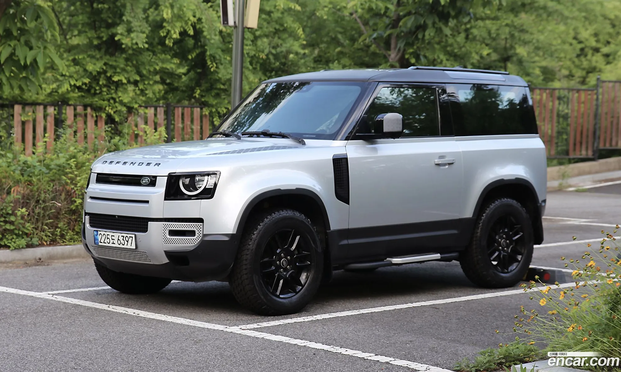 Land Rover Defender 2021 — 17