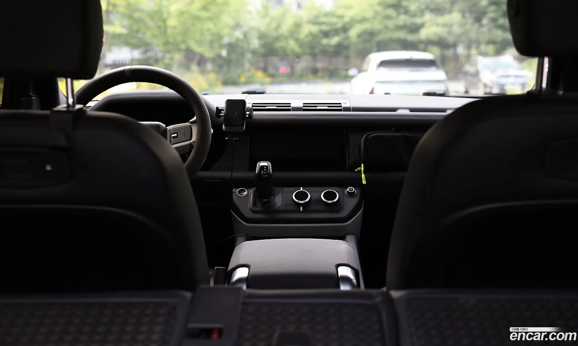 Land Rover Defender 2021 — 16